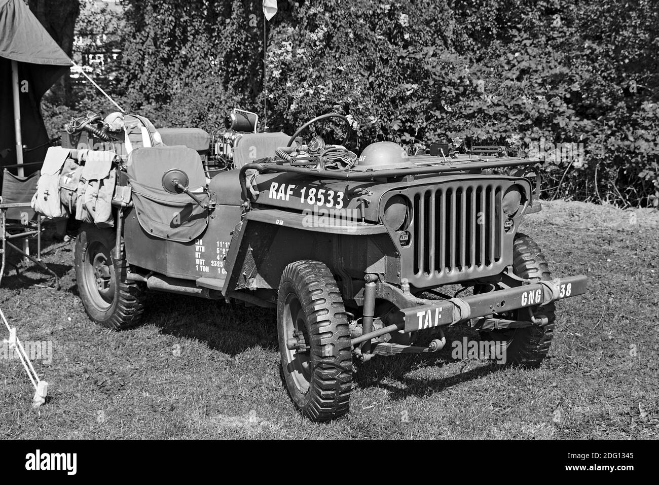 WWII Jeep am Wochenende im Norden Thoreby 40 getarnt, Lincolnshire, Großbritannien Stockfoto