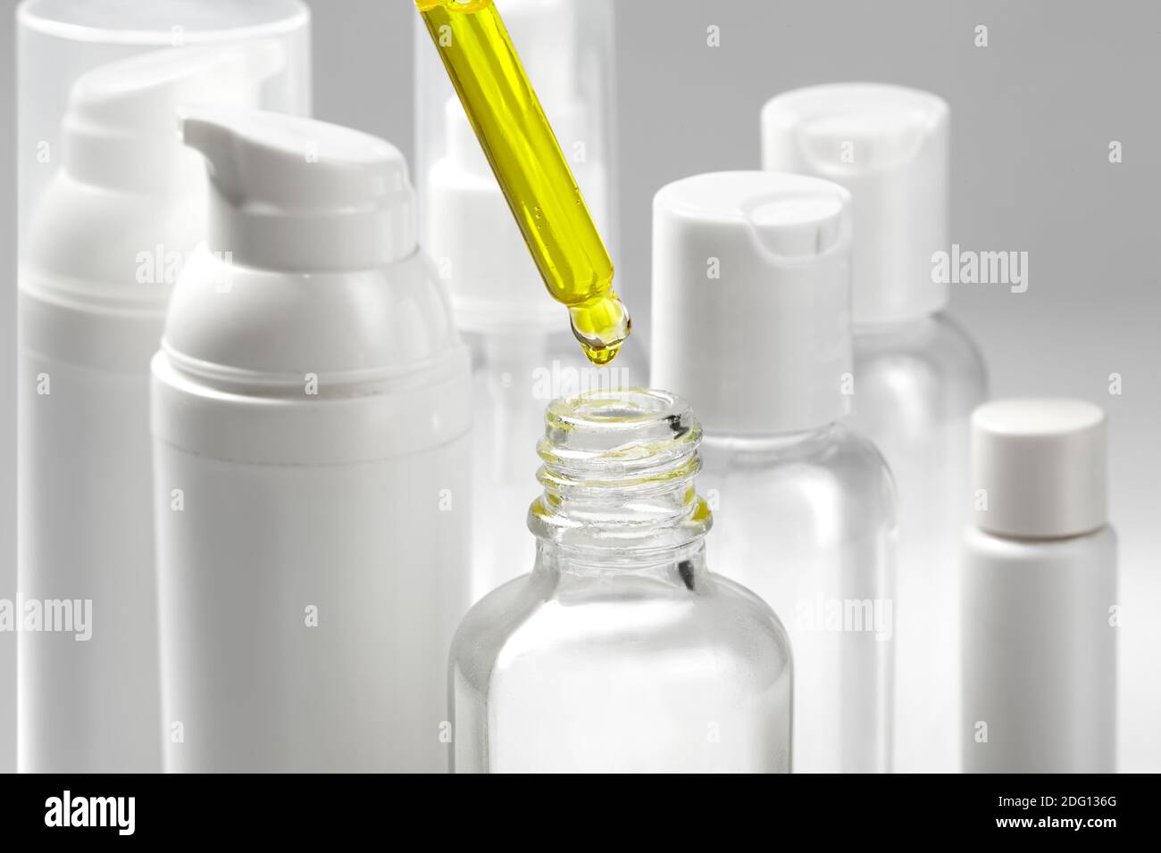 Weiße Kosmetikflaschen auf weißem Hintergrund mit Spa-Kosmetiköl. Wellness, Spa und Körperpflege Flaschen Sammlung. Schönheitsbehandlung Stockfoto