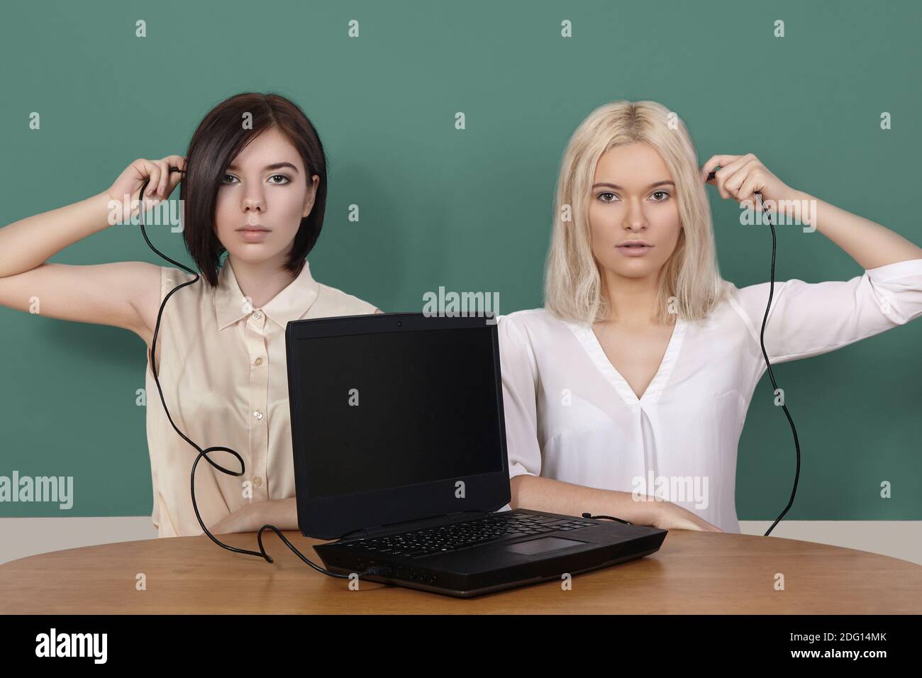 Mädchen verbinden schwarzen Laptop. Fernunterricht, Heimunterricht. Kybernetisches Zeitalter im Internet. Gelegenheit für Arbeit und Bildung. Stockfoto