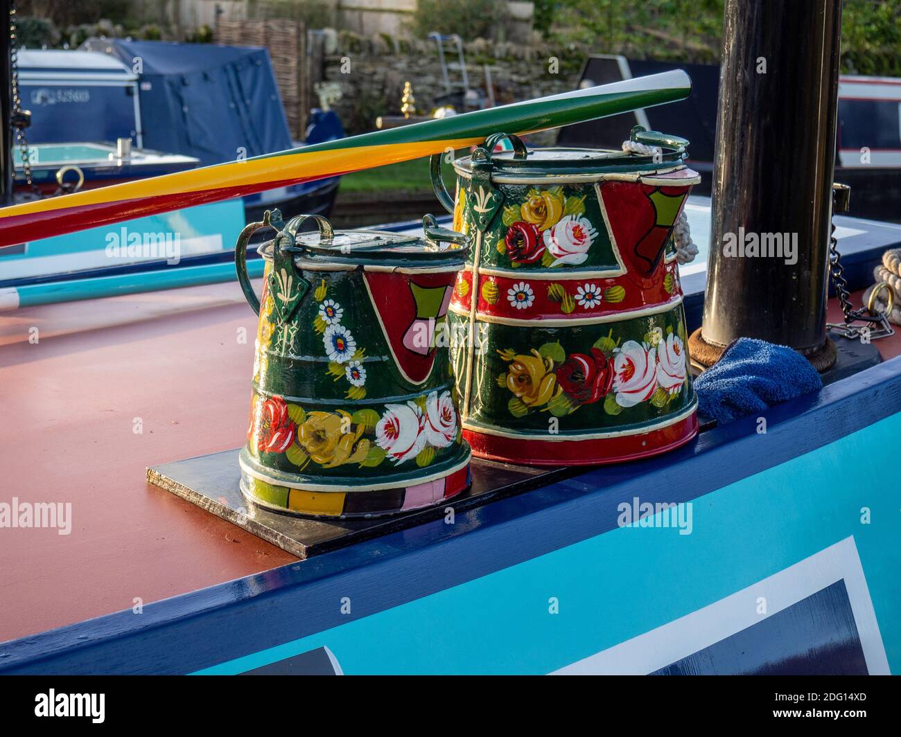 Buckby Gießkannen in Rosen und Burgen canal Kunst dekoriert, Stoke Bruerne, Großbritannien Stockfoto