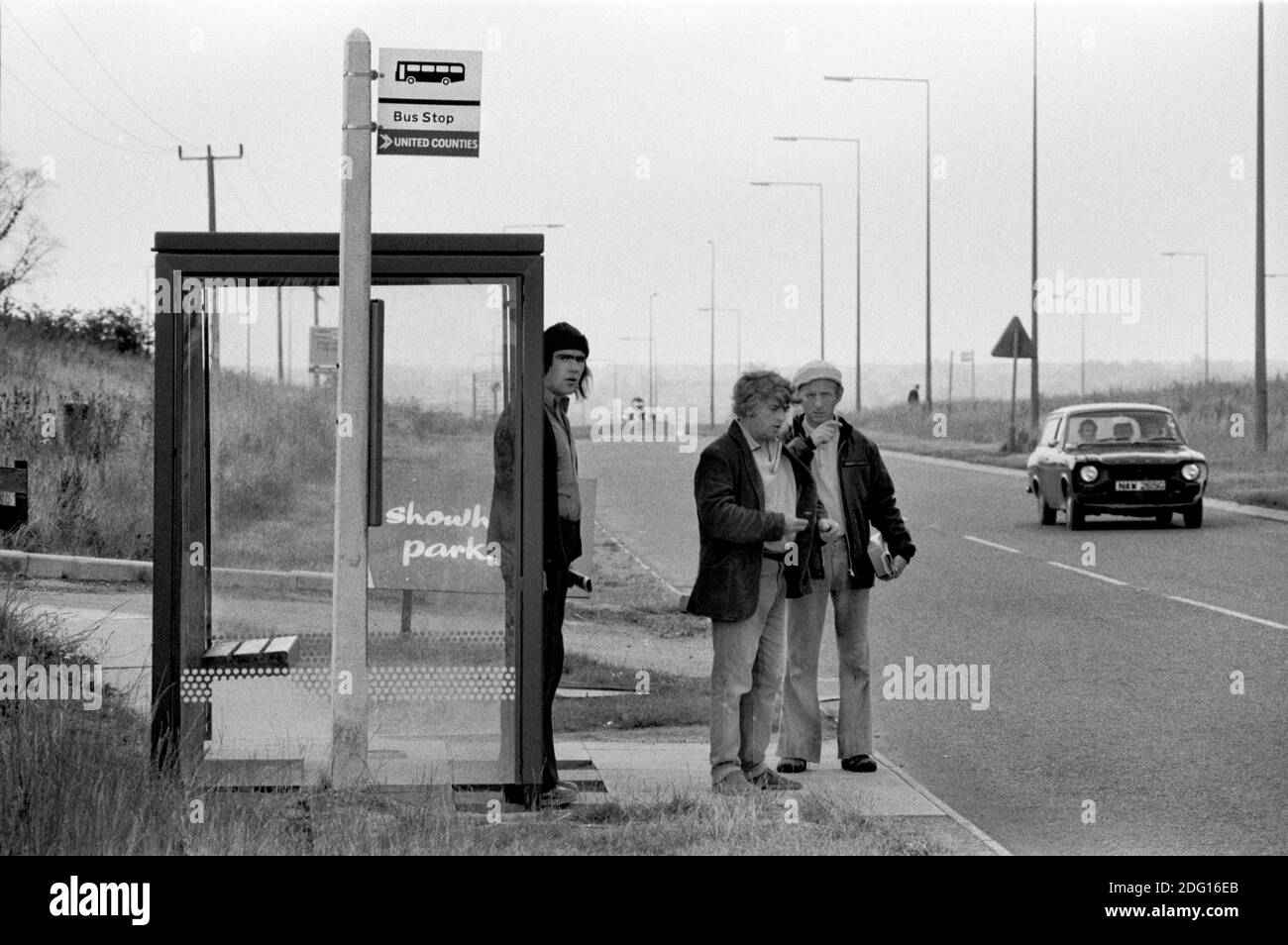 70er Jahre England Neustadt Männer warten auf einen Bus, um sie zur Arbeit zu bringen. 1977 HOMER SYKES Stockfoto