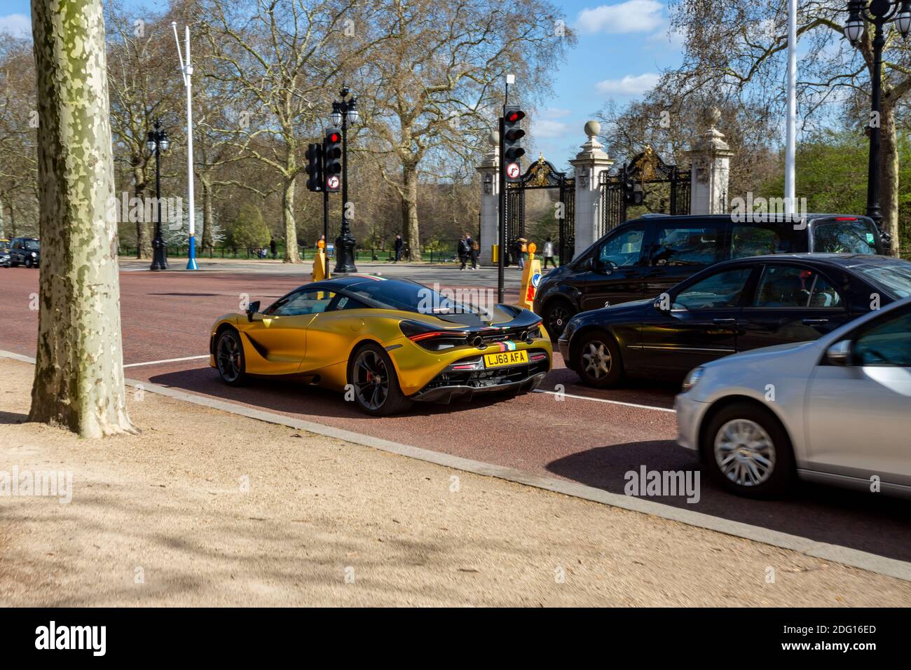 London, Großbritannien - 25. März 2019: Bronze Maclaren 720S auf Straßen von London Stockfoto