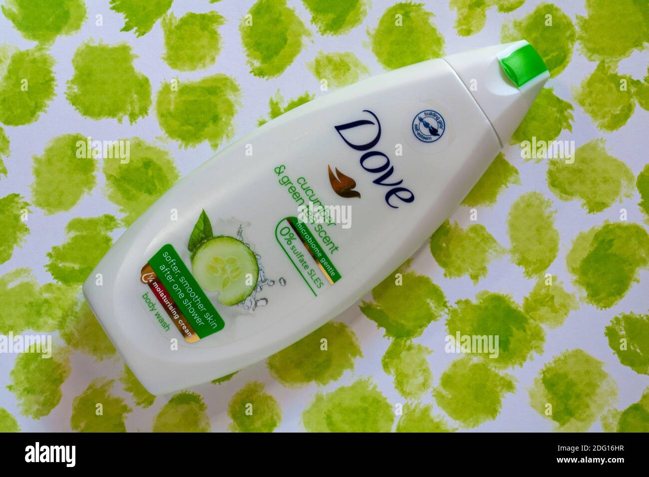 Flasche Dove Gurke & grüner Tee Duft Körperwäsche bodywash feuchtigkeitsspendende Creme mit 0% Sulfat SLES Mikrobiom sanft zu Grün gemusterter Hintergrund Stockfoto