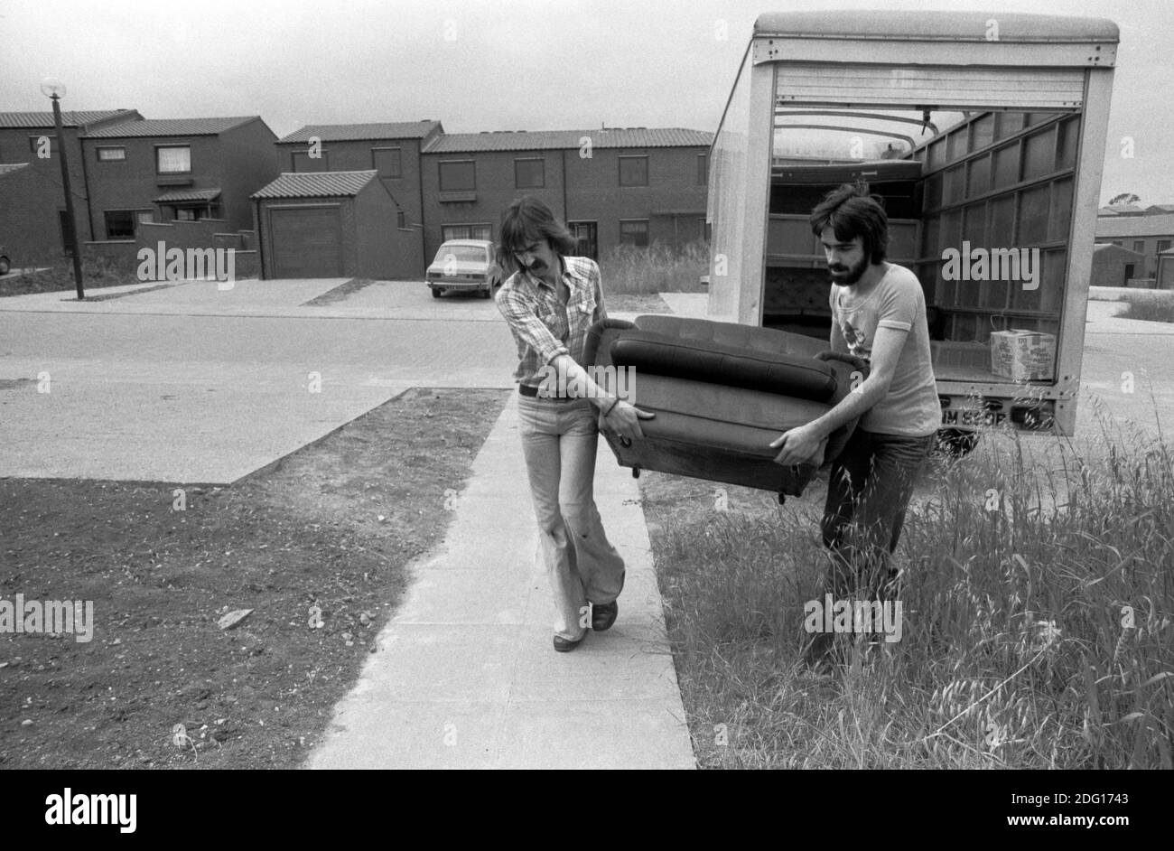 Umzug, Umzugsmänner tragen Möbel in ein neues Familienhaus. 1977. 70ER JAHRE UK HOMER SYKES Stockfoto