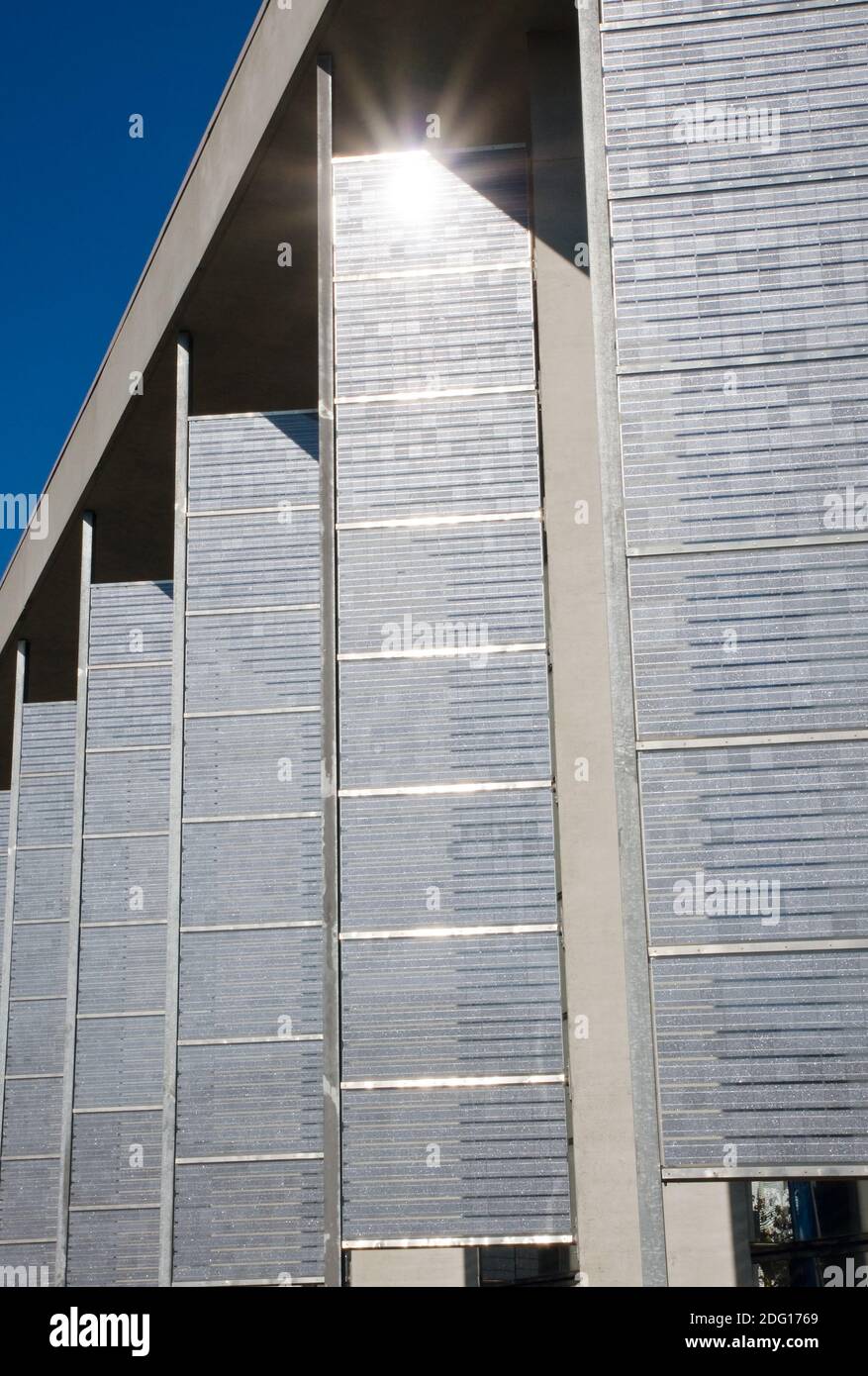 Fassade mit Sonnenkollektoren Stockfoto