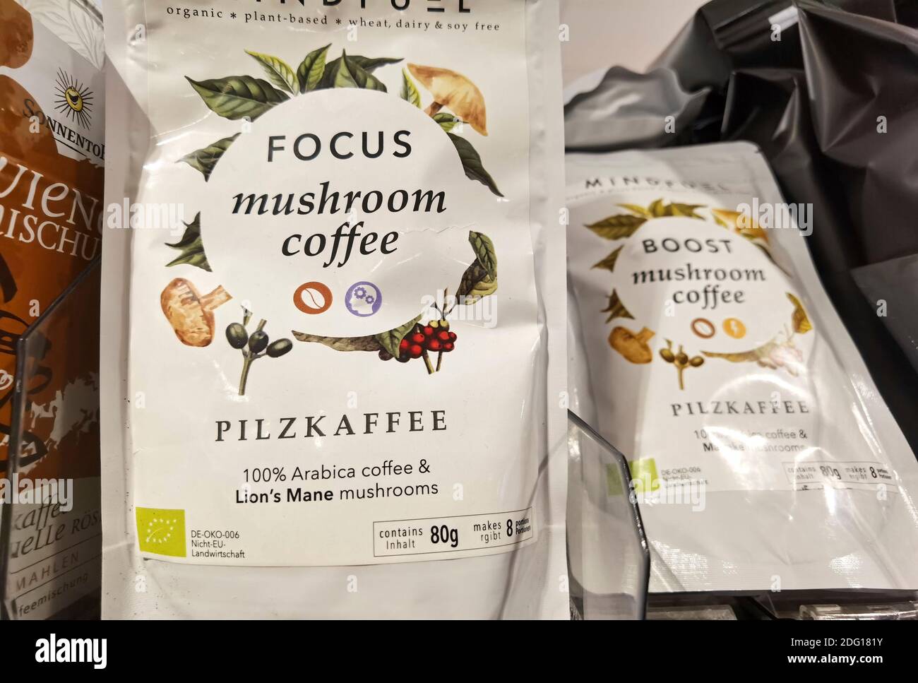 Berlin, Deutschland - 5. Dezember 2020: Blick auf ein Regal mit Kaffeepaketen im Supermarkt. Stockfoto