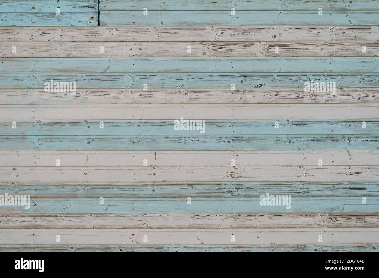 Pastellblau und weiß gestrichene Streifen auf Holzbrettern. Hintergrund. Stockfoto