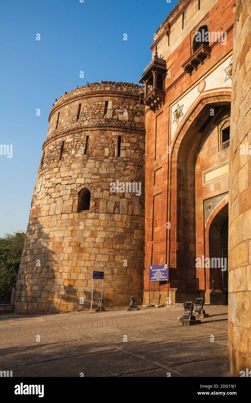 Indien, Delhi, Old Fort, Eingangstor zu Purana Quila - Stockfoto