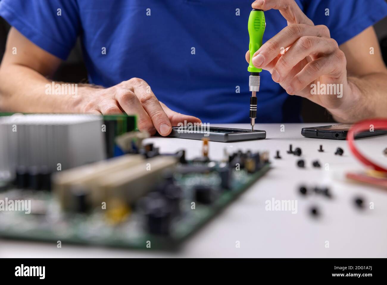 Elektronik-Reparatur-Service. Techniker arbeiten im Büro. Reparatur Telefon Stockfoto