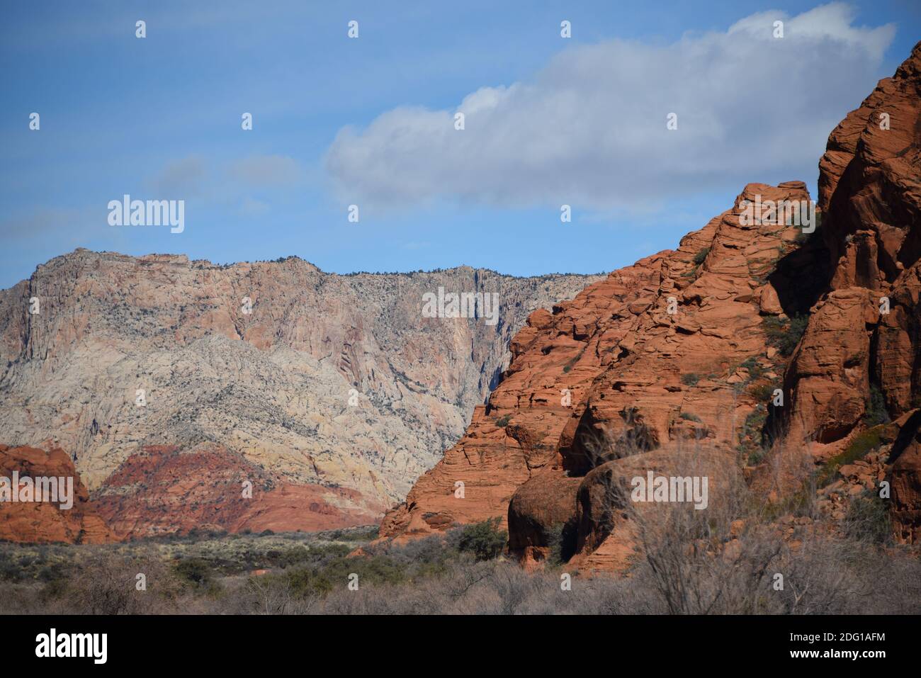 Utah hat einige der schönsten Naturlandschaften auf dem Planeten. Die kontrastierenden Farben der Berge in diesem Panoramablick ist ein gutes Beispiel. Stockfoto
