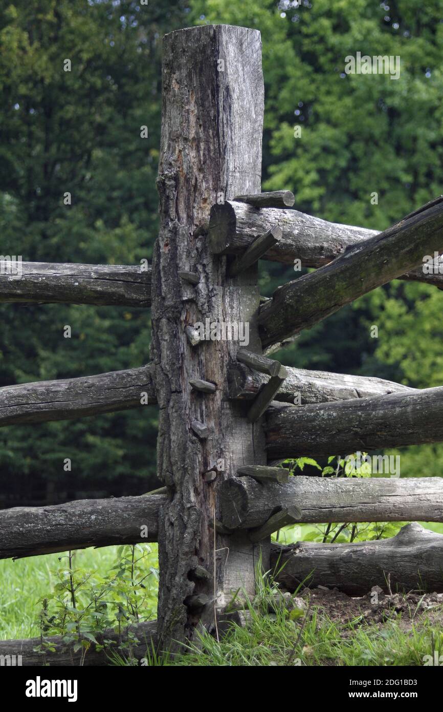 Antiker Holzzaun (ohne Nägel) Stockfoto