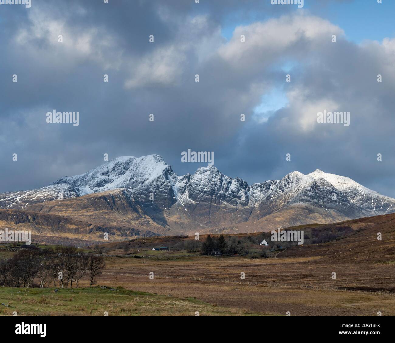 Am frühen Morgen bricht die Sonne auf einen schneebedeckten Blabheinn in der Nähe von Torrin, Isle of Skye, Schottland Stockfoto