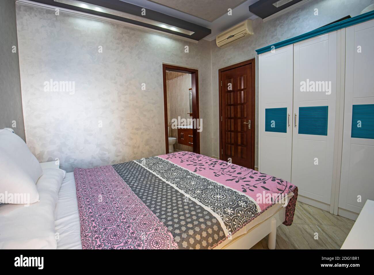 Interior Design Einrichtung Einrichtung von Luxus zeigen home Schlafzimmer mit Möbeln und Doppelbett Stockfoto