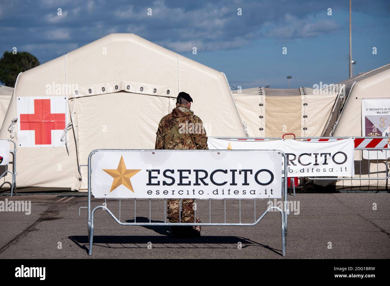 Ein Mitglied der Armee vor den Zelten der dritten Gesundheitsbehörde „Mailand“ der italienischen Armee gesehen.in der zweiten Welle der Covid-19 Notfall, die italienische Armee montiert ein Feldlazarett in Vaglio Lise Güterbahnhof als externe Einheit des S. Annunziata Krankenhaus in Cosenza. Das Feldkrankenhaus besteht aus 18 Einheiten und beherbergt 3 Plätze für Personen, die eine subintensive Therapie benötigen, Einheiten mit 40 Betten für Patienten, die von Covid-19 betroffen sind, eine Radiologieeinheit, eine Apotheke und ein Labor für die Verarbeitung molekulardiagnostischer Tests (Abstrichtests). Stockfoto