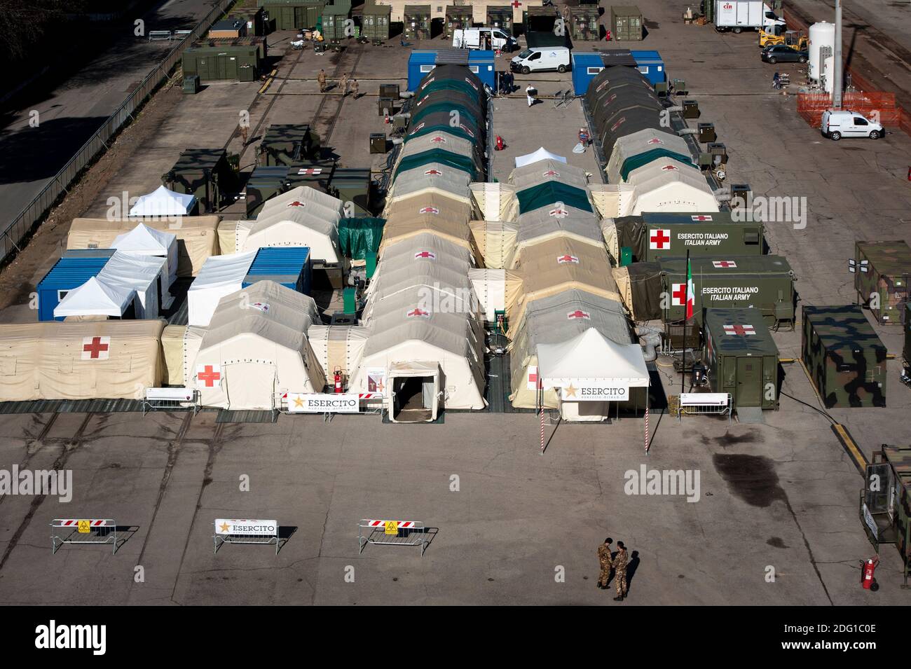 Cosenza, Italien. Dezember 2020. Ein Überblick über das zusammengebaute Feldlazarett in Cosenza.in der zweiten Welle des Covid-19-Notfalls hat die italienische Armee ein Feldlazarett im Güterbahnhof Vaglio Lise als externe Einheit des Krankenhauses S. Annunziata in Cosenza zusammengebaut. Das Feldkrankenhaus besteht aus 18 Einheiten und beherbergt 3 Plätze für Personen, die eine subintensive Therapie benötigen, Einheiten mit 40 Betten für Patienten, die von Covid-19 betroffen sind, eine Radiologieeinheit, eine Apotheke und ein Labor für die Verarbeitung molekulardiagnostischer Tests (Abstrichtests). Kredit: SOPA Images Limited/Alamy Live Nachrichten Stockfoto