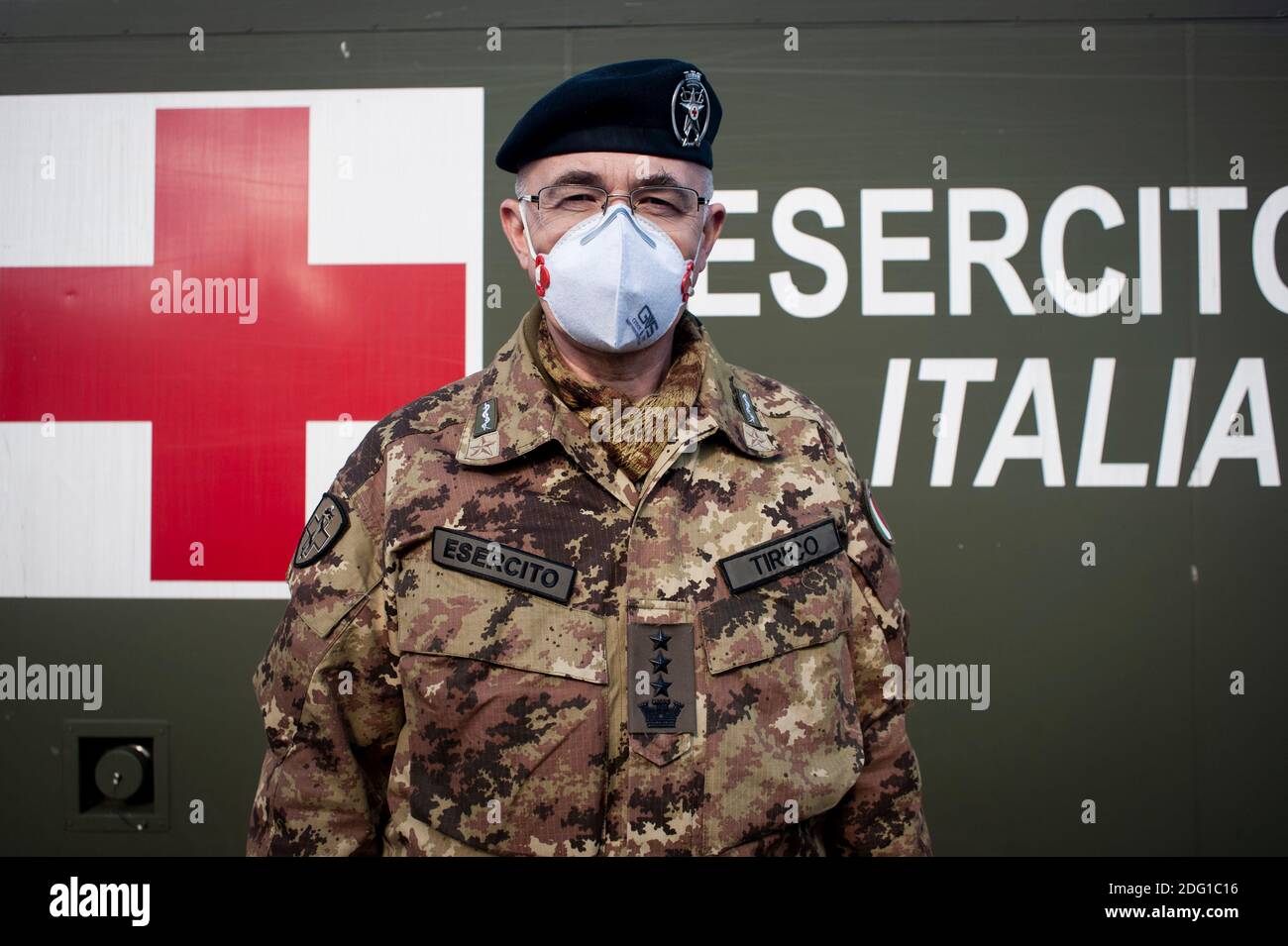 Oberst Dr. Tirico, Direktor des Feldlazaretts und Anästhesist, der im Feldlazarett eine Gesichtsmask trug.während der zweiten Welle des Covid-19-Notfalls stellte die italienische Armee ein Feldlazarett auf dem Güterbahnhof Vaglio Lise als externe Einheit des S. Annunziata Krankenhauses in Cosenza zusammen. Das Feldkrankenhaus besteht aus 18 Einheiten und beherbergt 3 Plätze für Personen, die eine subintensive Therapie benötigen, Einheiten mit 40 Betten für Patienten, die von Covid-19 betroffen sind, eine Radiologieeinheit, eine Apotheke und ein Labor für die Verarbeitung molekulardiagnostischer Tests (Abstrichtests). Stockfoto