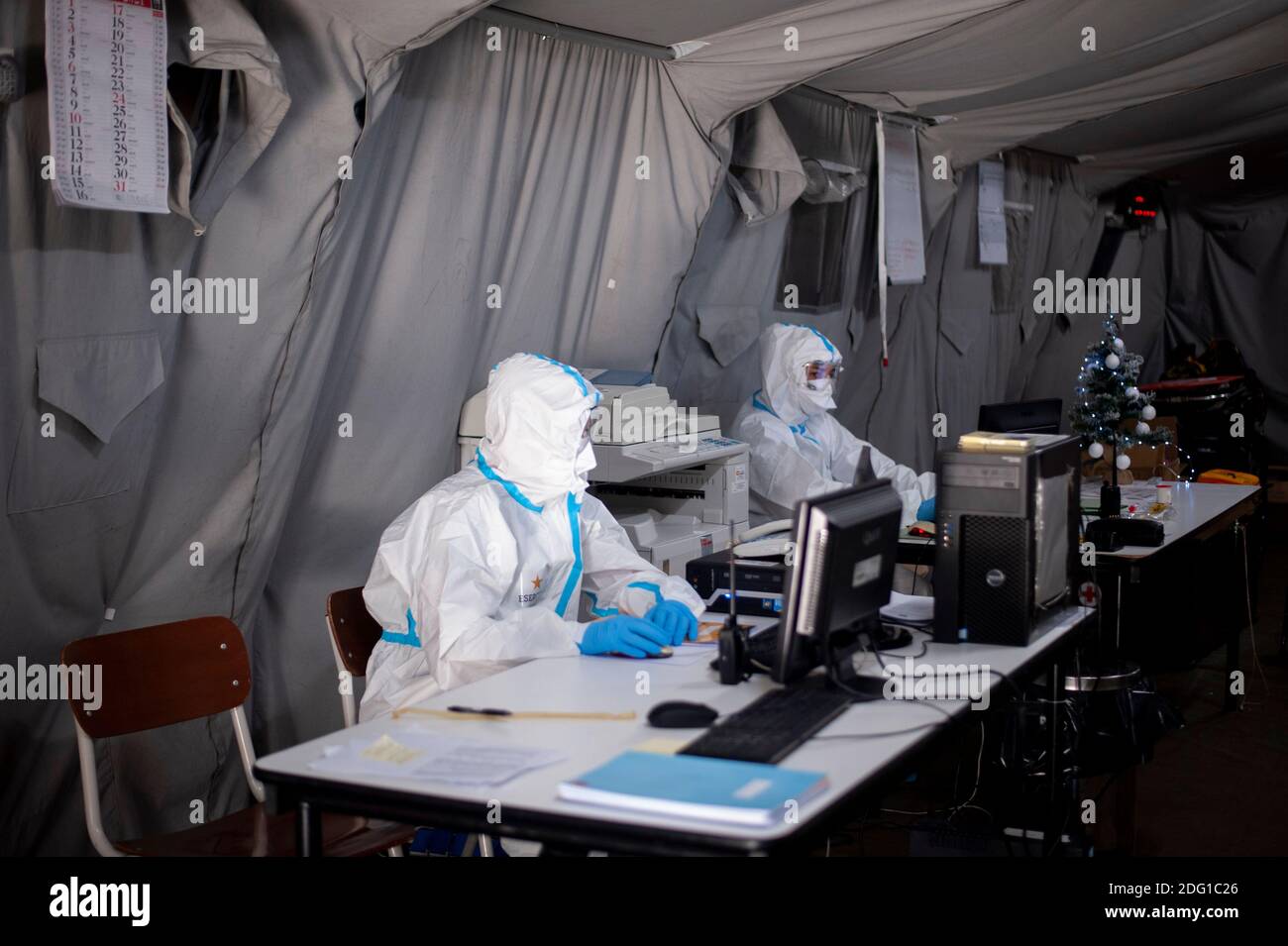In der Annahmekammer wurden die Mitarbeiter der Gesundheitsabteilung in Anzügen mit persönlicher Schutzausrüstung (PSA) in der Nähe der Patienteneinheiten gesehen.in der zweiten Welle des Notfalls Covid-19 hat die italienische Armee ein Feldlazarett im Güterbahnhof Vaglio Lise als externe Einheit des Krankenhauses S. Annunziata in Cosenza zusammengebaut. Das Feldkrankenhaus besteht aus 18 Einheiten und beherbergt 3 Plätze für Personen, die eine subintensive Therapie benötigen, Einheiten mit 40 Betten für Patienten, die von Covid-19 betroffen sind, eine Radiologieeinheit, eine Apotheke und ein Labor für die Verarbeitung molekulardiagnostischer Tests (Abstrichtests). Stockfoto