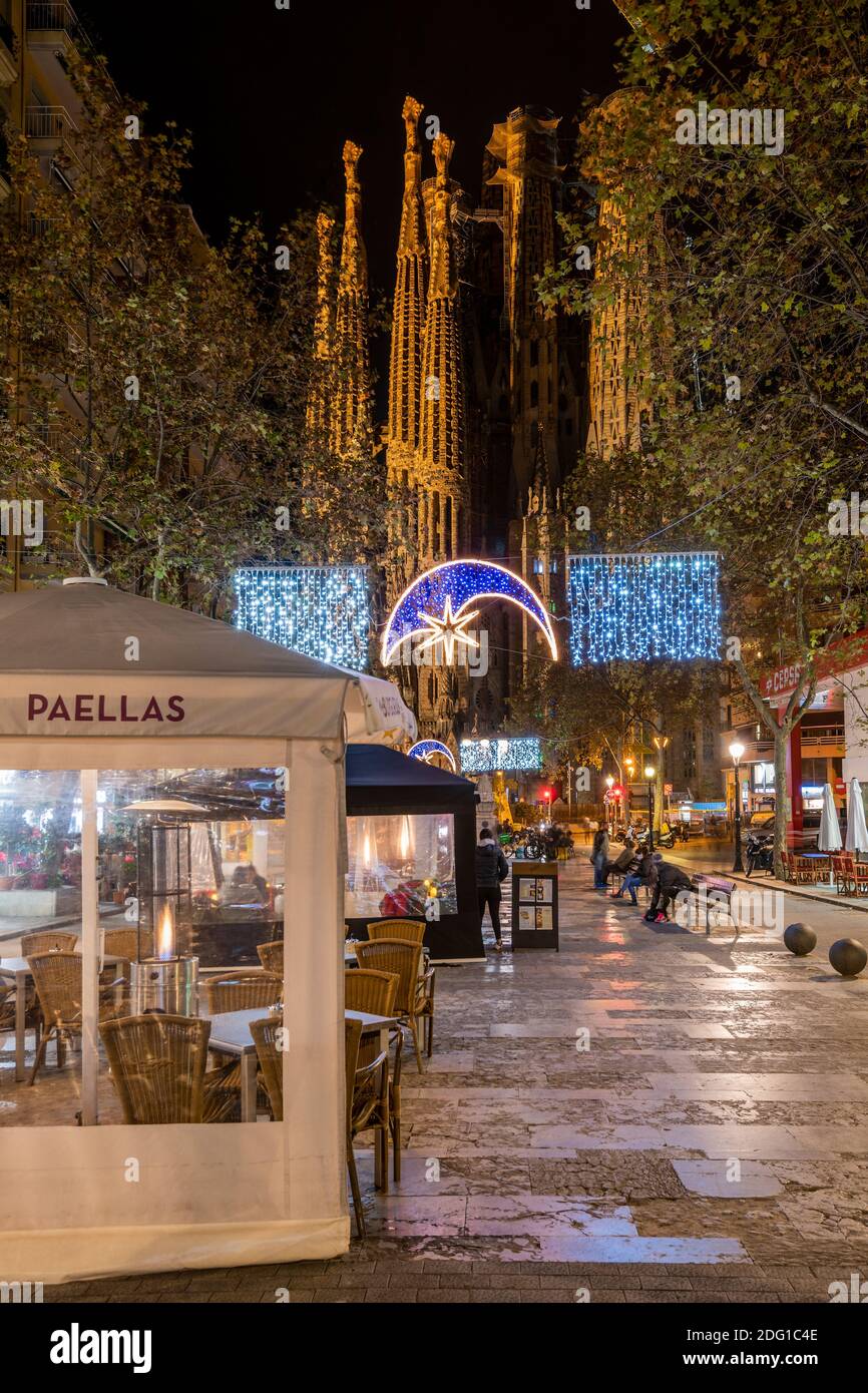 Die Fußgängerzone Avinguda Gaudi mit Weihnachtslichtern und Gaudis Basilika Sagrada Familia im Hintergrund, Barcelona, Katalonien, Spanien Stockfoto