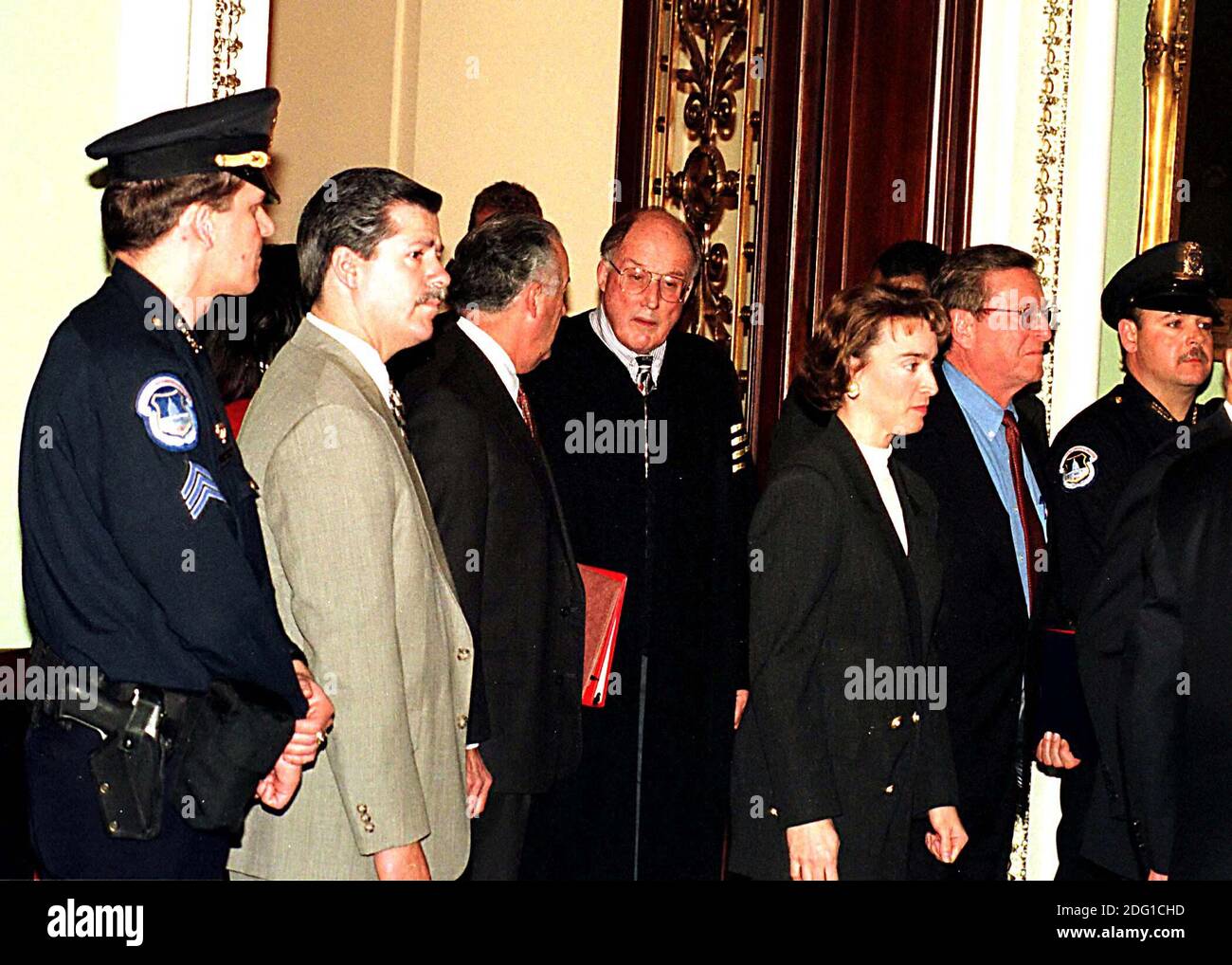 William Rehnquist, Oberrichter der Vereinigten Staaten, verlässt die US-Senatskammer im US-Kapitol in Washington, DC, nachdem der Senat am 12. Februar 1999 US-Präsident Bill Clinton freigesprochen hat. Auf dem Foto sind auch die US-Senatoren Paul Sarbanes (Demokrat von Maryland), Mary Landrieu (Demokrat von Louisiana) und Pete Domenici (Republikaner von New Mexico) zu erkennen.Quelle: Ron Sachs/CNP /MediaPunch Stockfoto