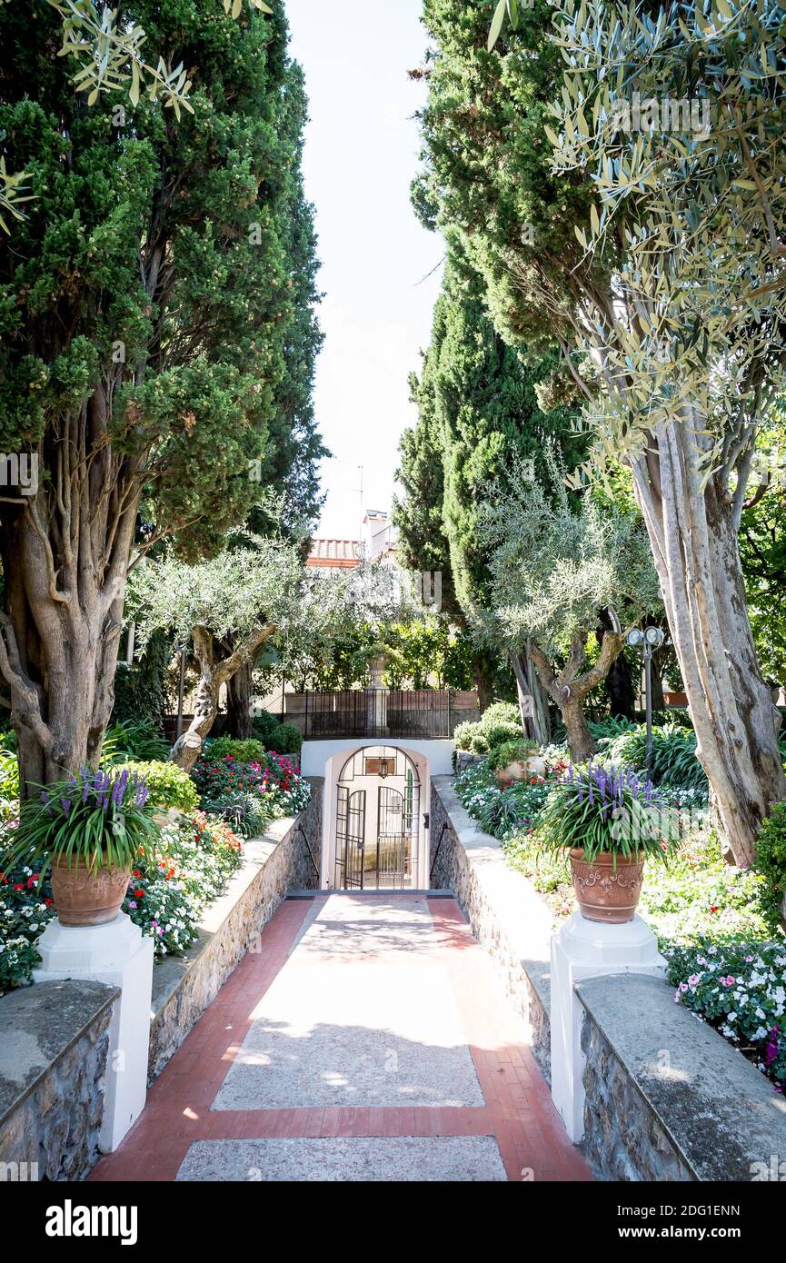 Der atemberaubende Garten der Villa Eva in der Stadt Ravello Italien. Ein renommierter Veranstaltungsort für Hochzeiten und eine Villa in Privatbesitz. Von Bäumen gesäumte Gartenpfad Luxus-Villa. Stockfoto