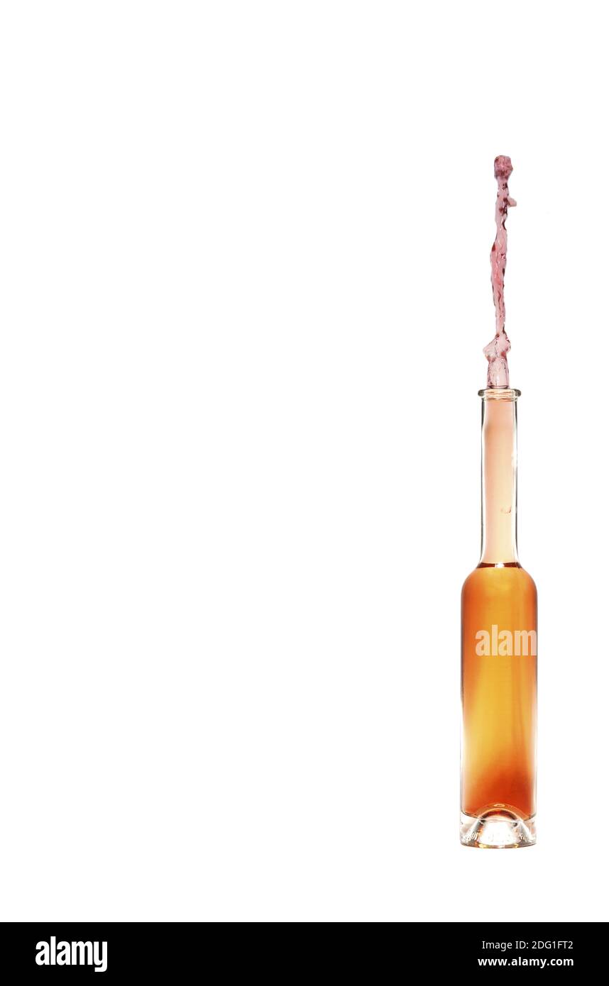 Orange Flasche mit kohlensäurehaltigen Getränk rechts Stockfoto
