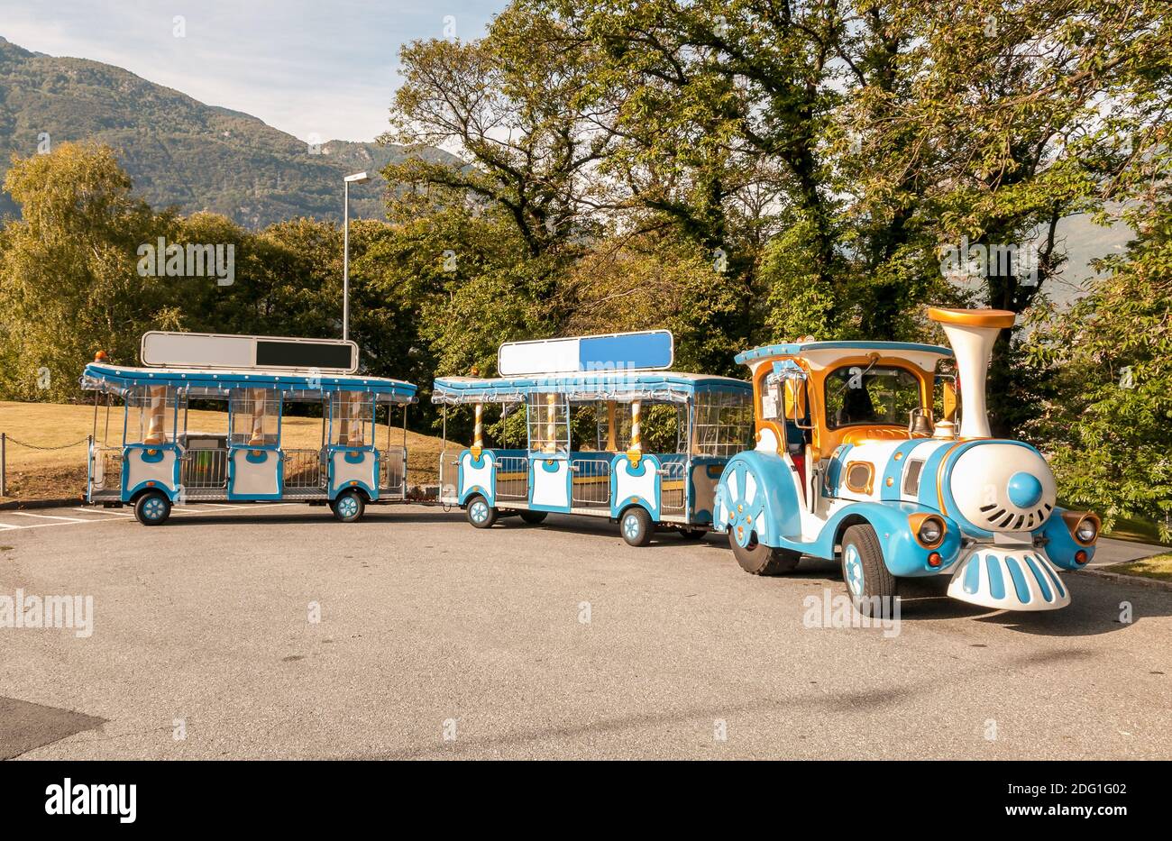 Der blaue Touristenzug der Schlösser von Bellinzona, Tessin, Schweiz Stockfoto