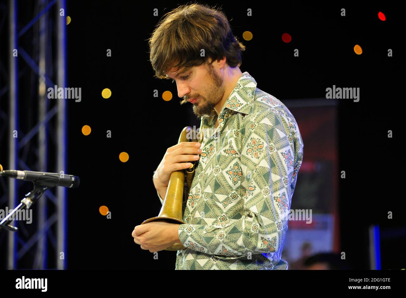 Der berühmte Jazz-Trompeter Matthias Schriefl spielt Trompete auf der Bühne Stockfoto