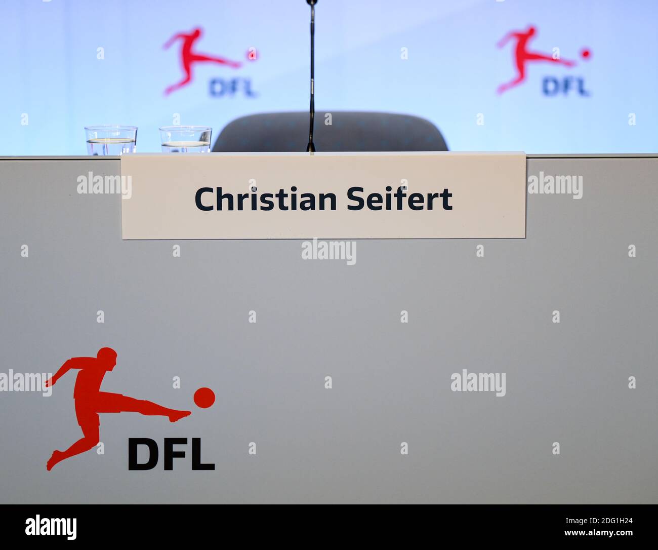 07. Dezember 2020, Hessen, Frankfurt/Main: Der Sitz von C. Seifert, Sprecher des Vorstandes der DFL Deutsche Fußball Liga e.V., ist noch leer, bevor eine DFL-Pressekonferenz beginnt. Die Verteilung des TV-Geldes stand im Mittelpunkt der Hauptversammlung. Die 36 Proficlubs wurden über den neuen Distributionsschlüssel informiert, mit dem die rund fünf Milliarden Euro aus der Vermarktung von Medienrechten in den Spielzeiten 2021/22 bis 2024/25 verteilt werden. Foto: Arne Dedert/dpa Stockfoto