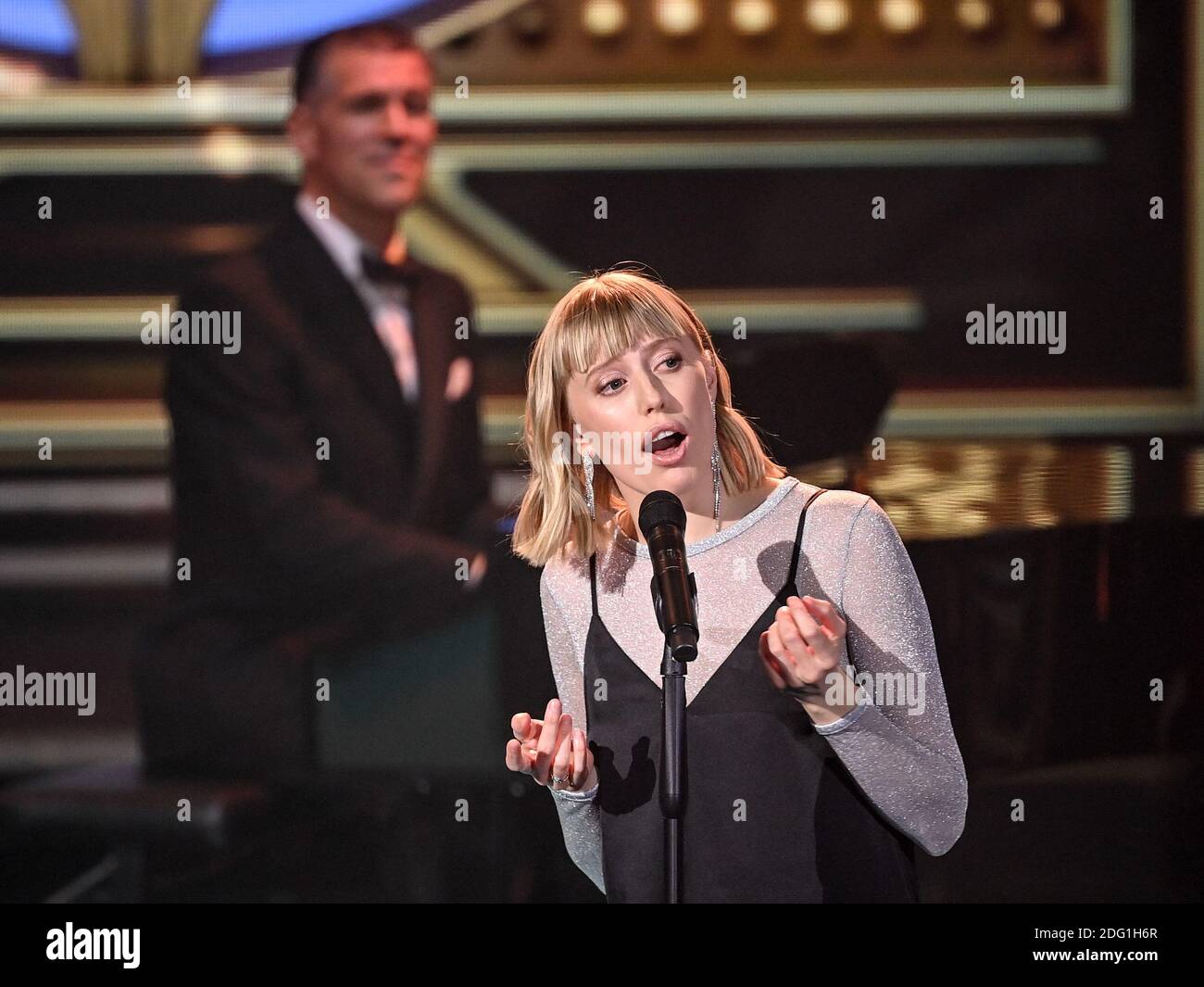 Berlin, Deutschland. Dezember 2020. LEA singt auf der Bühne bei der TV-Spendengala 'ein Herz für Kinder Credit: Britta Pedersen/dpa-Zentralbild/dpa/Alamy Live News Stockfoto