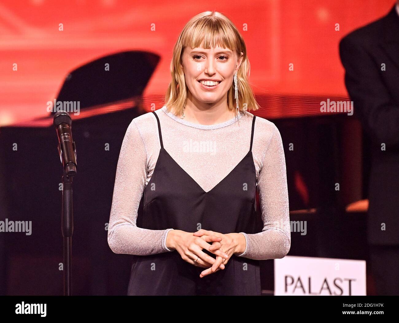 Berlin, Deutschland. Dezember 2020. LEA singt auf der Bühne bei der TV-Spendengala 'ein Herz für Kinder Credit: Britta Pedersen/dpa-Zentralbild/dpa/Alamy Live News Stockfoto