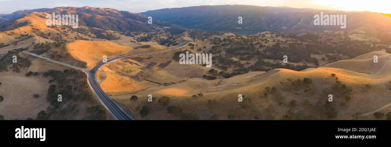 Goldenes Sonnenlicht scheint auf den sanften Hügeln in Nordkalifornien. Diese schönen, erodierten Hügel werden grün, sobald der Winter saisonalen Regen bringt. Stockfoto