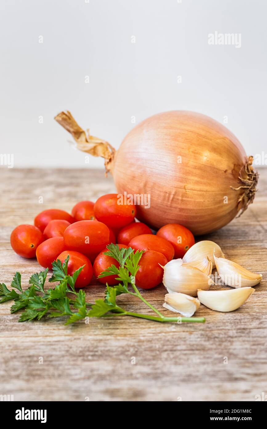 Zwiebel, Knoblauch, Tomaten und Petersilie Stillleben. Stockfoto