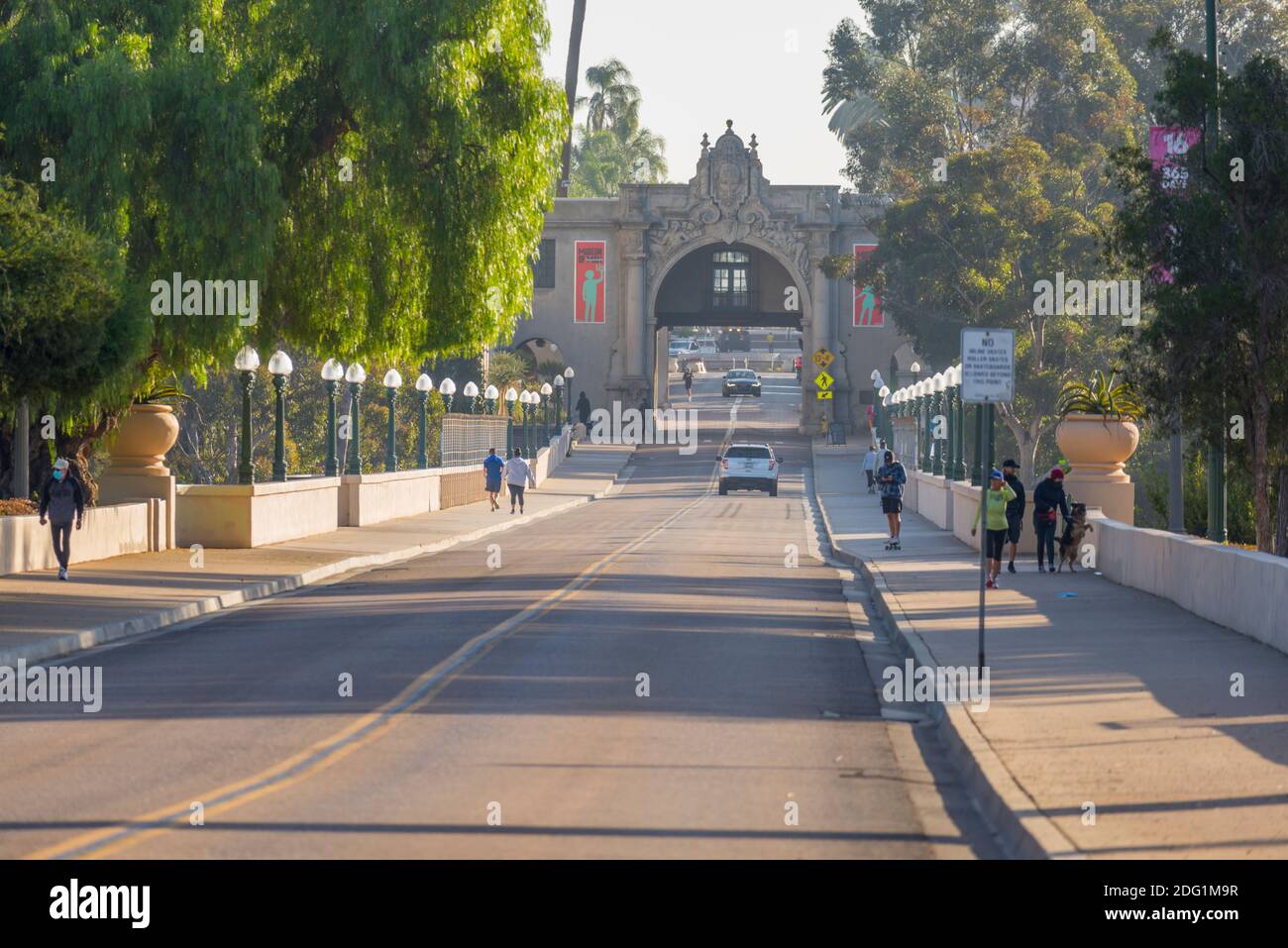 Morgenszene im Balboa Park. San Diego, CA, USA. Das Hotel blickt auf die El Prado Straße. Stockfoto