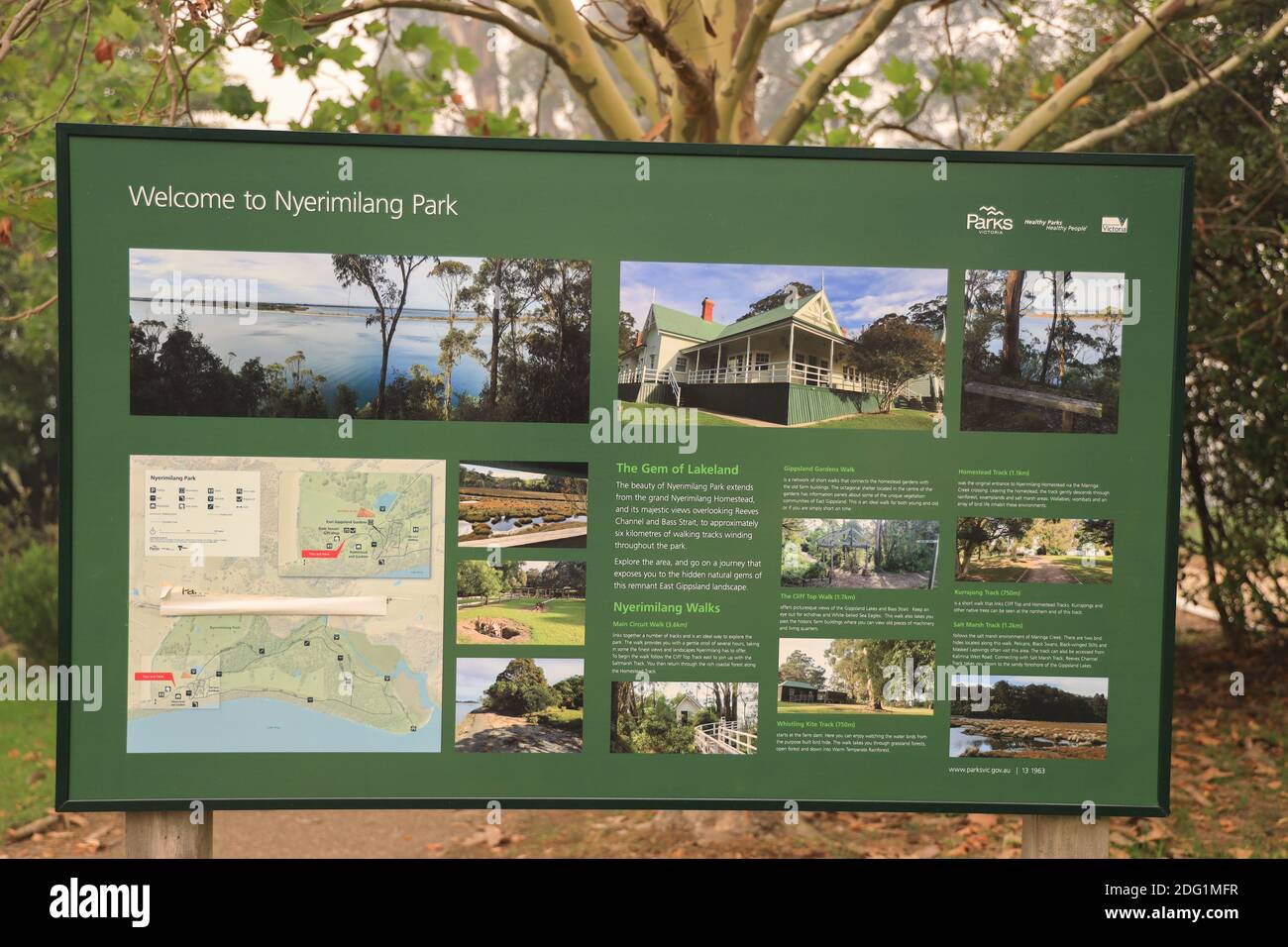 Informationstafel im Nyerimilang Heritage Park, East Gippsland, Victoria, Australien. Stockfoto