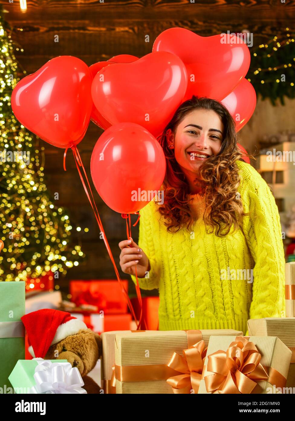 Dekorative Herzen. Liebe und Freude. Glückliche Frau an weihnachten Geschenk-Box und Geschenke. februar 14 Lieblings-Winterurlaub. Überraschung mit Liebe. Glücklich Valentinstag. Mädchen bekam Herzballon von valentine. Stockfoto