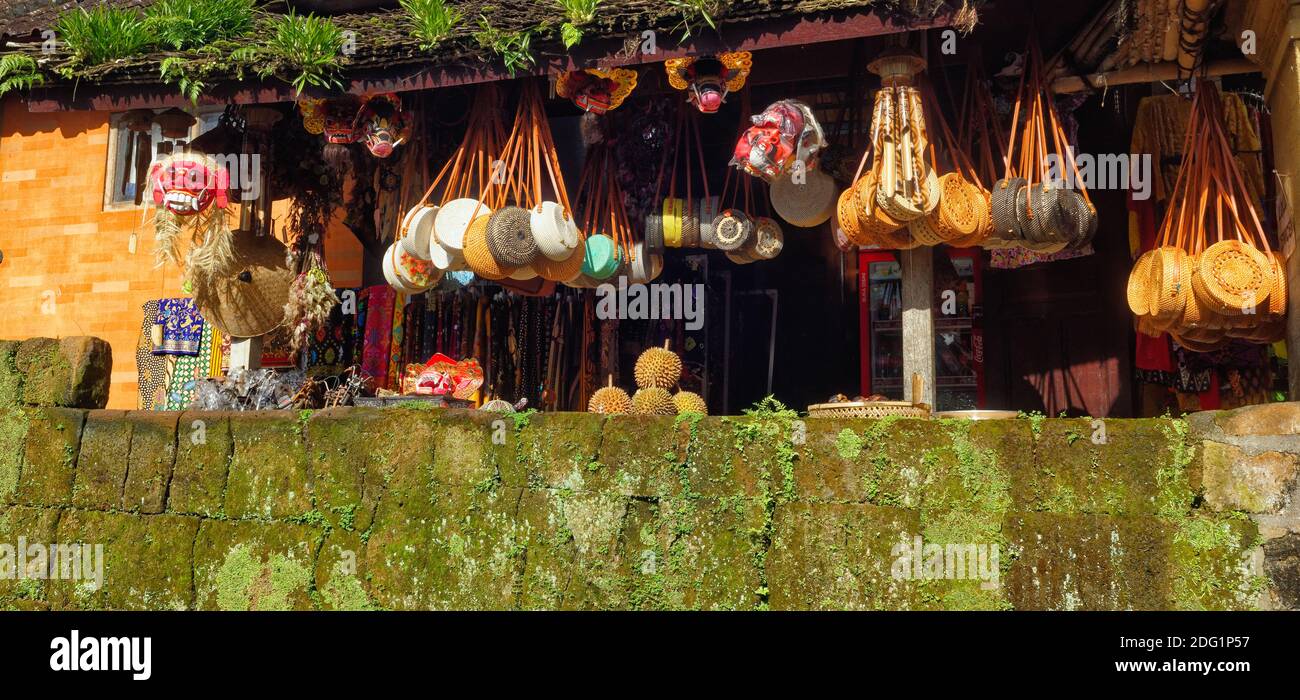 Hängende Souvenirs im traditionellen Modelldorf Penglipuran, Bali, Indonesien, Asien Stockfoto