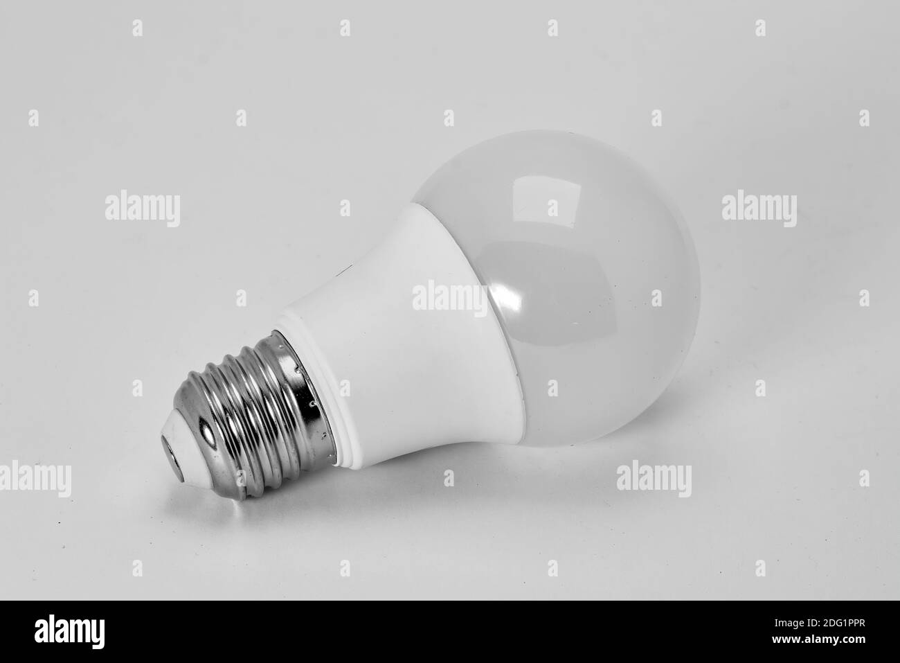 Punktdiodenlampe für einen Scheinwerfer in einem Bogen oder einer Zwischendecke, weißer Hintergrund, Nahaufnahme, Isolierung. Stockfoto