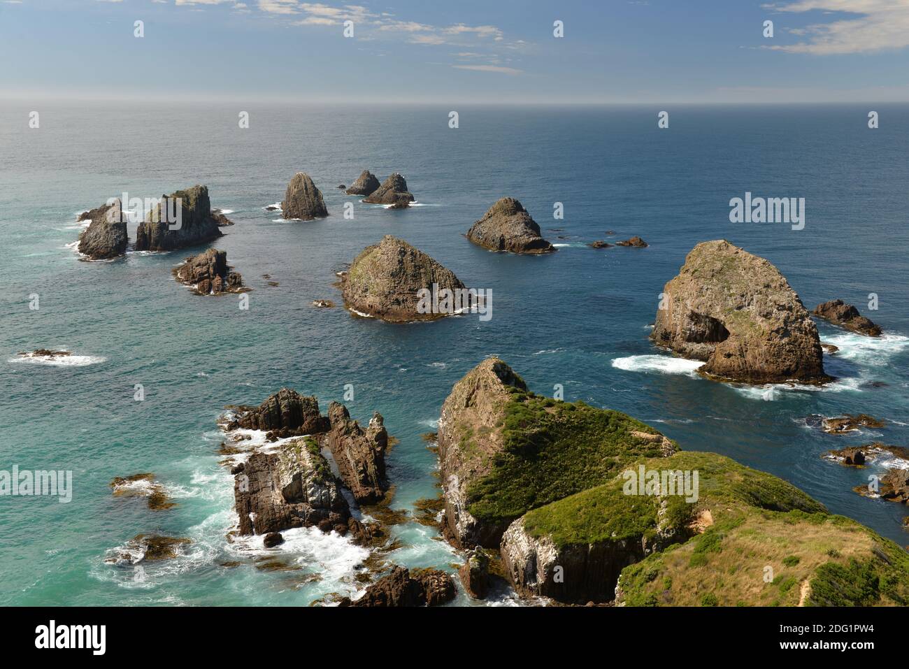 Felsen am See am Nugget Point Stockfoto