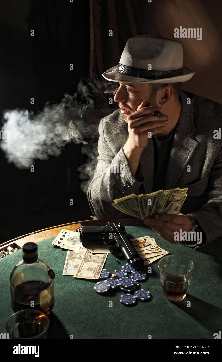 Gangster rauchen und Poker spielen Stockfoto