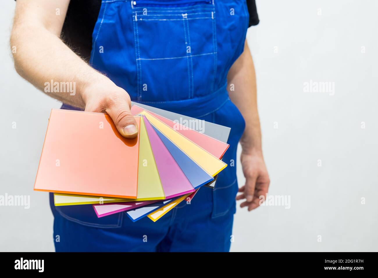 Gefärbtes Glas, lackiert, von Hand gehalten von einem professionellen Glasierer Stockfoto