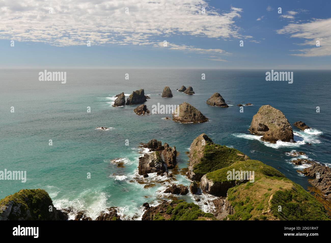 Felsen am See am Nugget Point Stockfoto