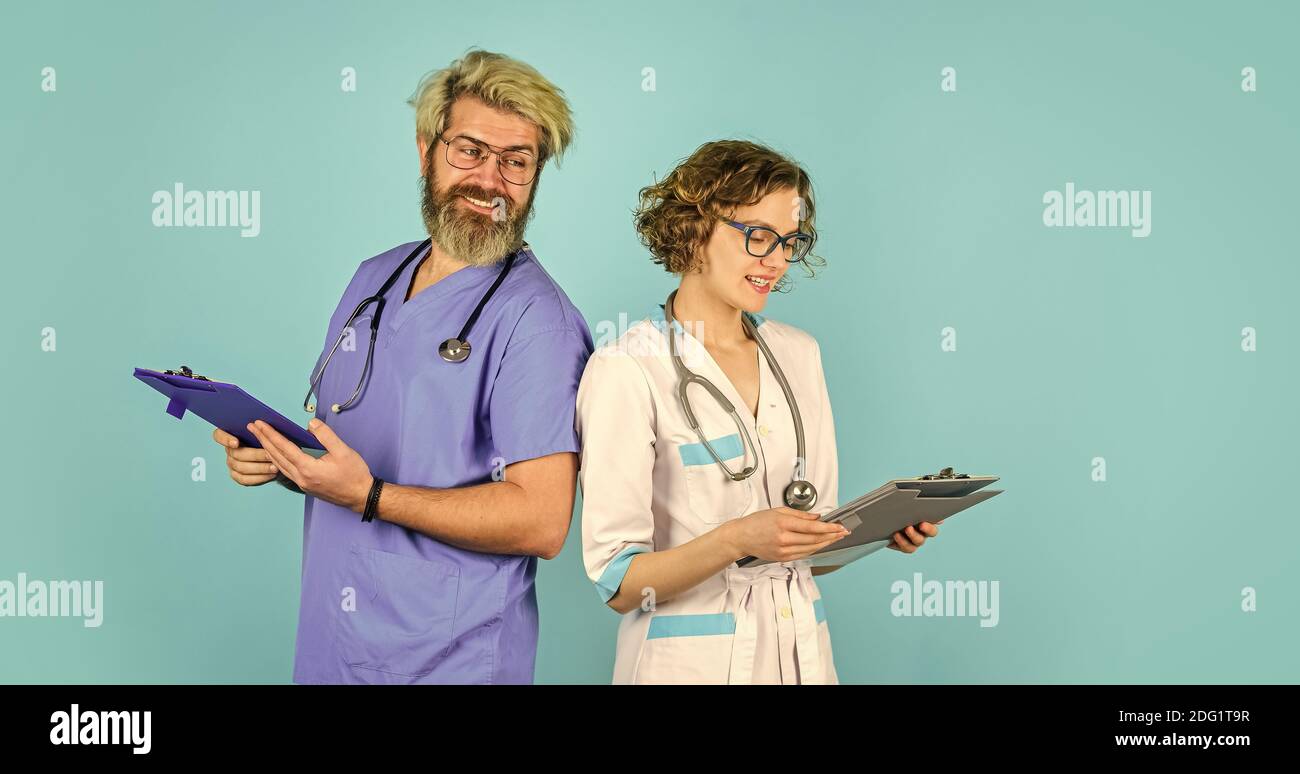 Gesund und glücklich gehen. Gesundheitsgeschäft. Teamarbeit und Menschen Konzept. Arzt und Krankenschwester. Erfolgreiches Team von Arzt. Menschen in Uniformen blauer Hintergrund. Medizinisches Personal. Vertrauen Sie unseren Fachleuten. Stockfoto