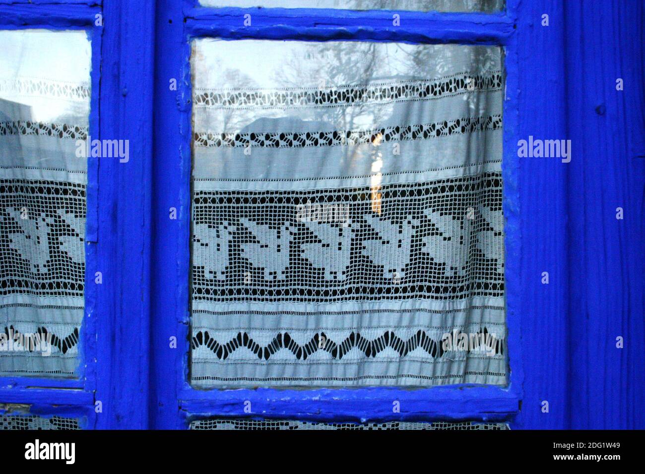 Das Dorfmuseum in Bukarest, Rumänien. Fenster und handgenähter Vorhang eines Hauses aus dem 19. Jahrhundert aus Tulcea County. Stockfoto