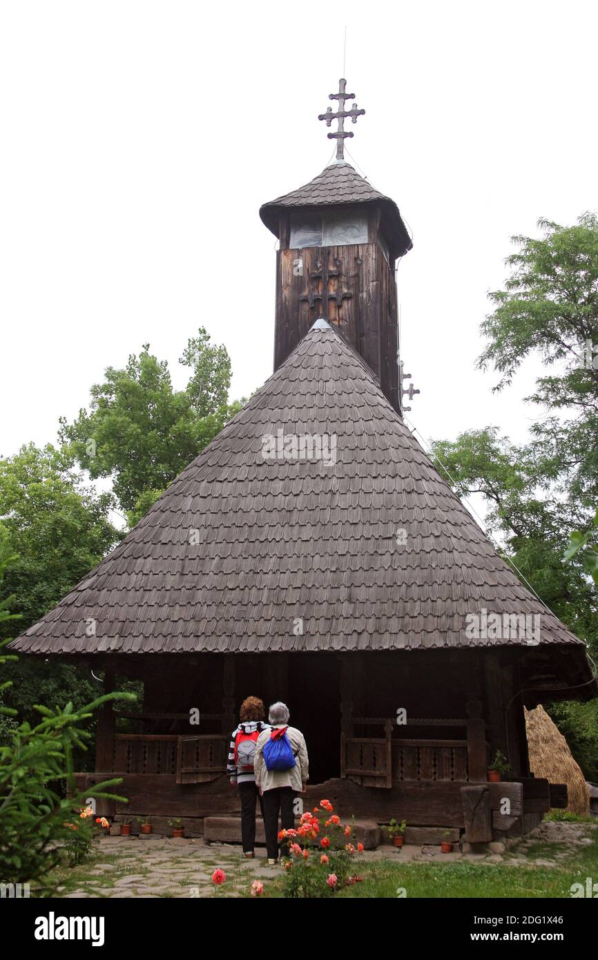 Das Dorfmuseum, Bukarest, Rumänien. Holzkirche aus dem 18. Jahrhundert aus dem Kreis Gorj. Stockfoto