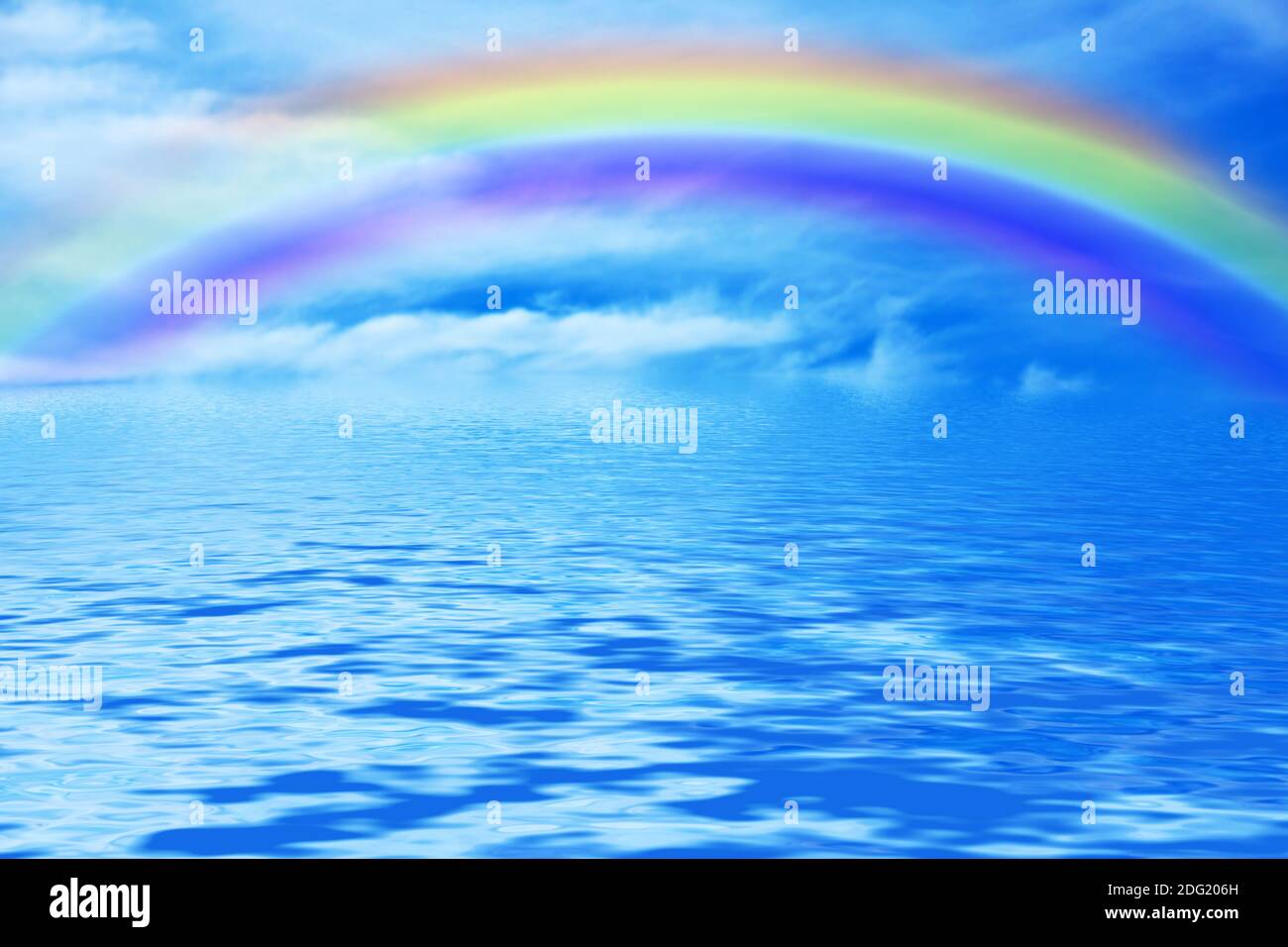 Ozean und Himmel mit Regenbogen Copy Space Stockfoto