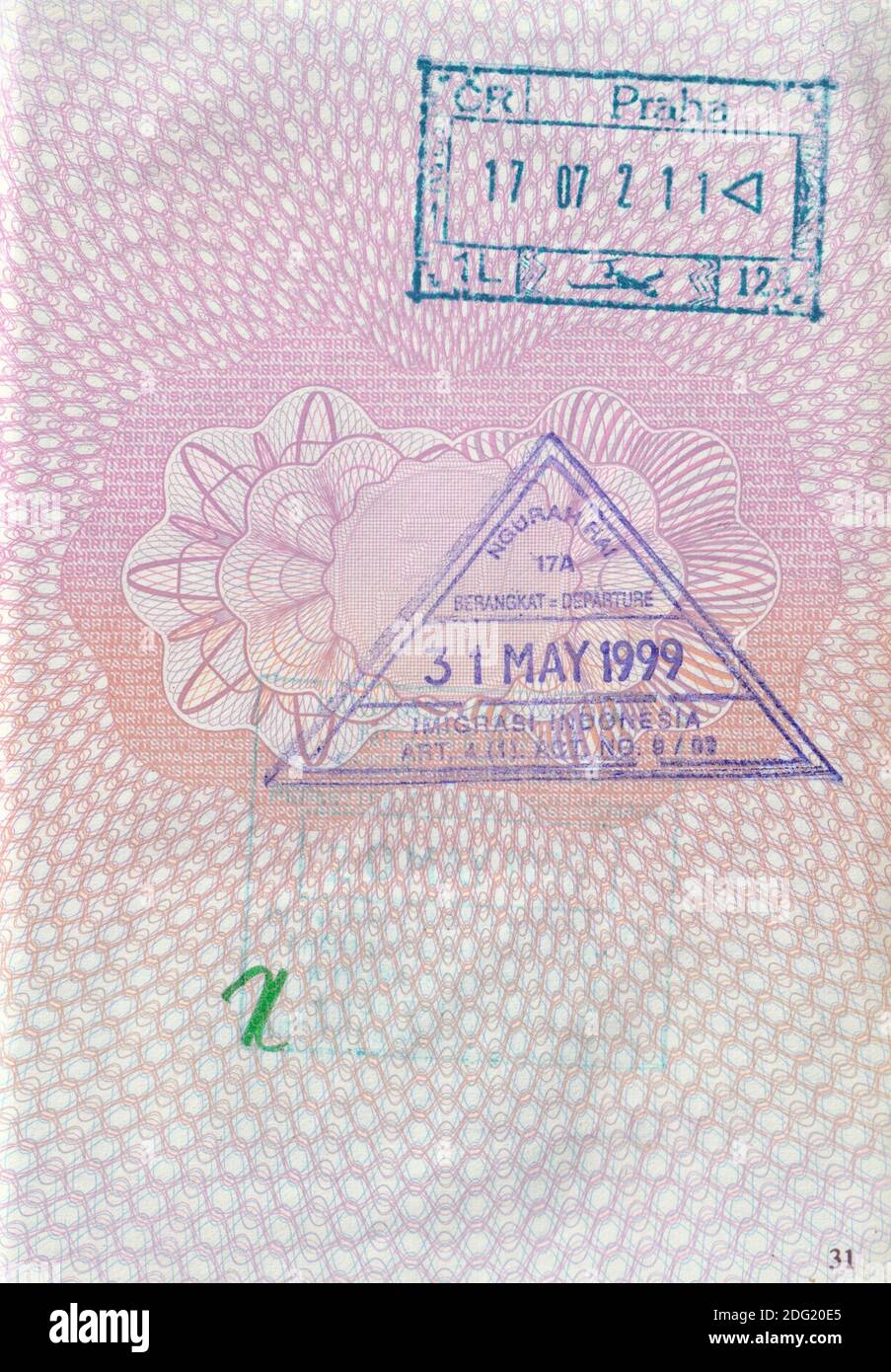 Britische Passseite mit 1999 Indonesia Einreise-/Ausreisestempel und 2002 Tschechische Republik Marke (Flughafen Prag) Stockfoto