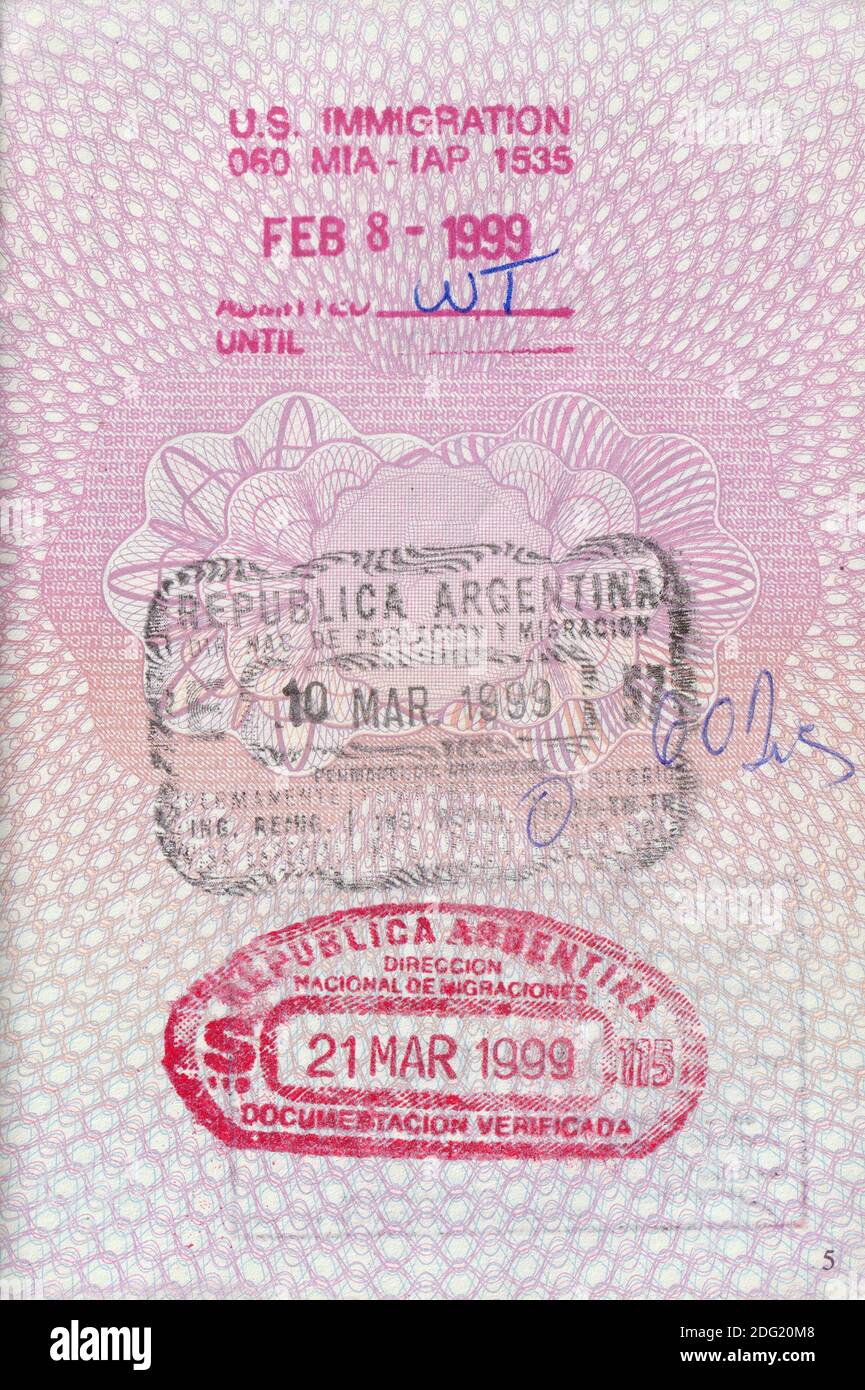UK Passseite mit 1999 Argentinien ein- und Ausreisestempel Und 1999 US-Briefmarke (Miami Airport) Stockfoto