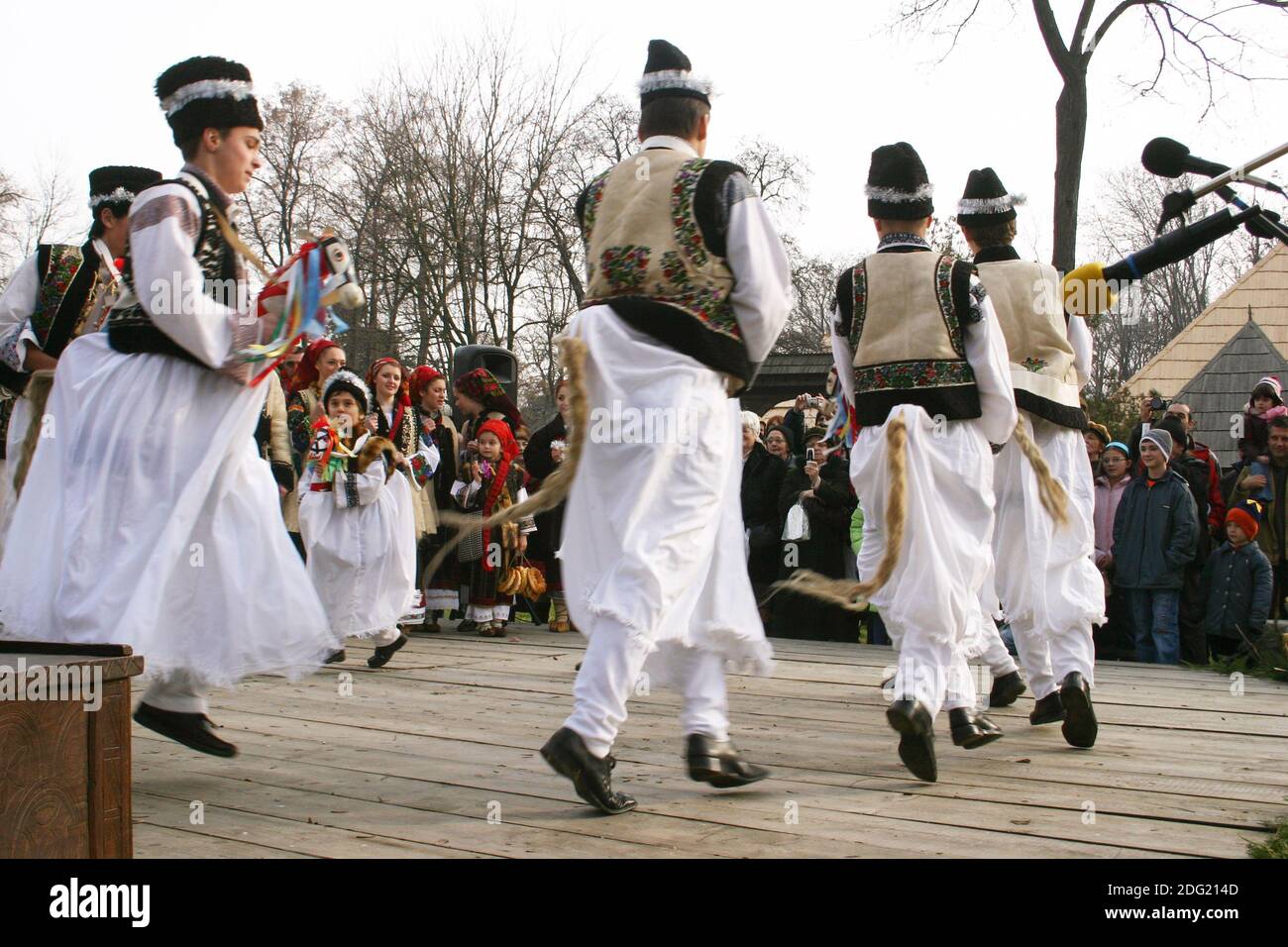 Ein traditioneller rumänischer tanz Fotos und Bildmaterial in hoher