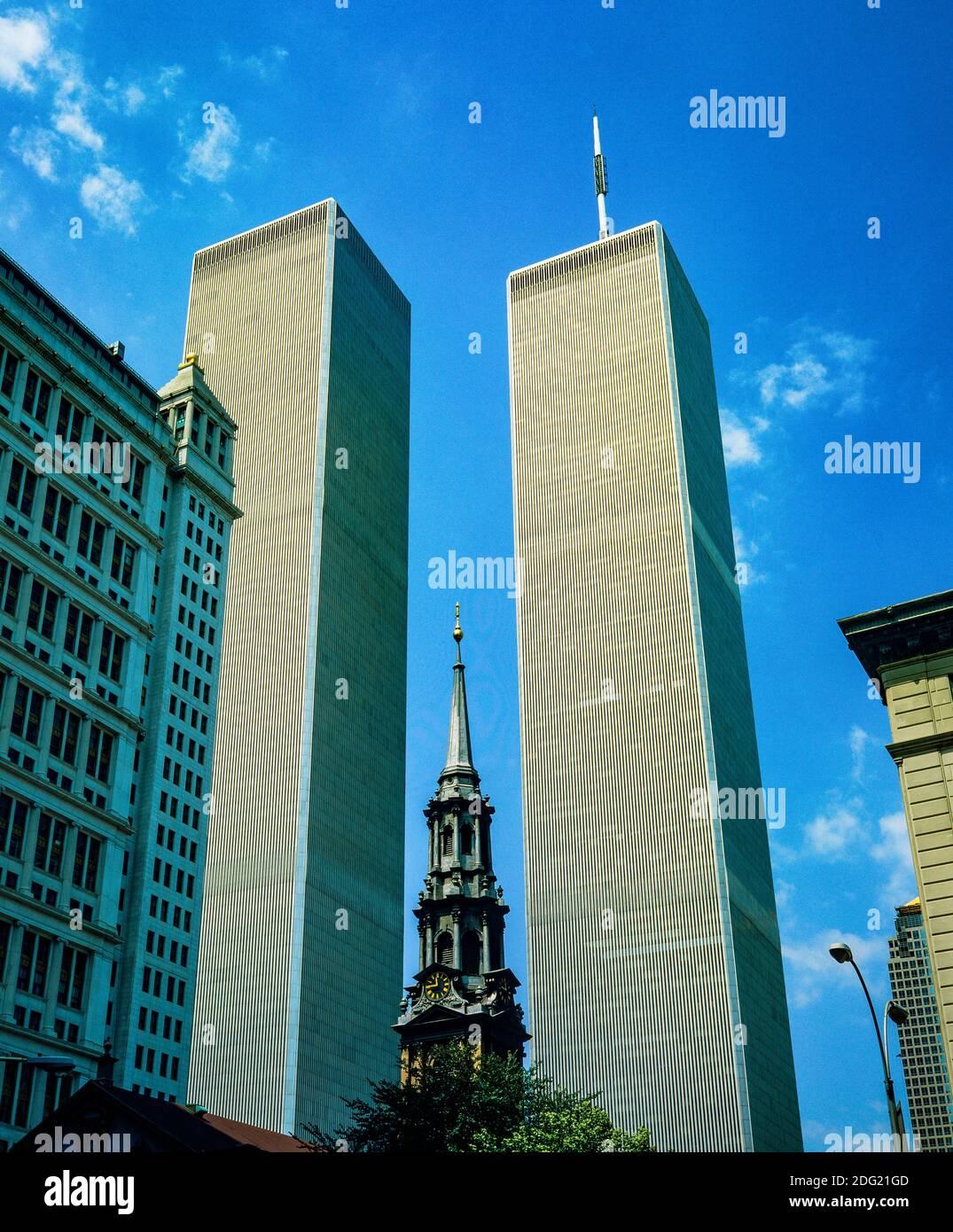 New York 1985, Kirchturm Trinity, WTC World Trade Center Twin Towers, Finanzviertel, Lower Manhattan, New York City, NY, NYC, USA, Stockfoto