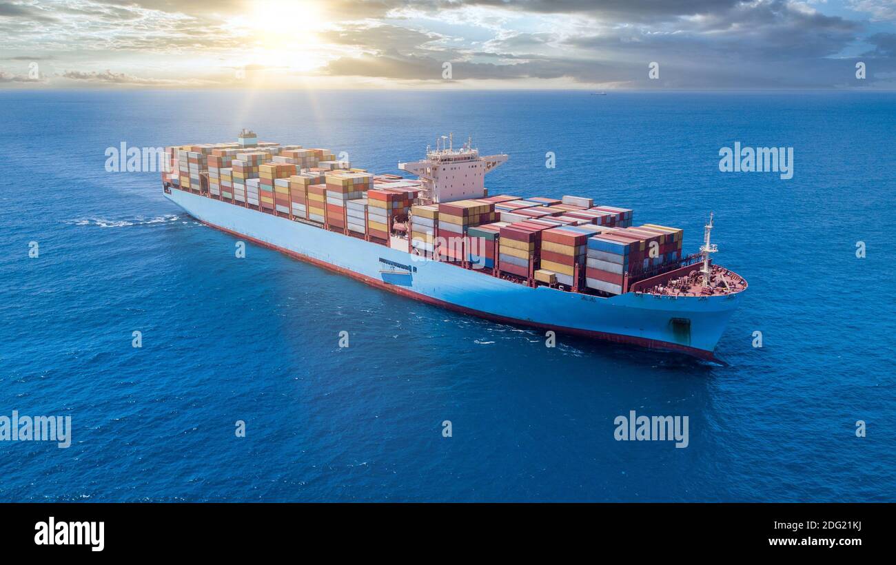 Ultra-Large Container Vessel oder ULCV voll beladen mit Frachtschiff Container. Stockfoto